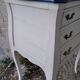 Commode trois tiroirs Louis XV patinée blanche et bleue