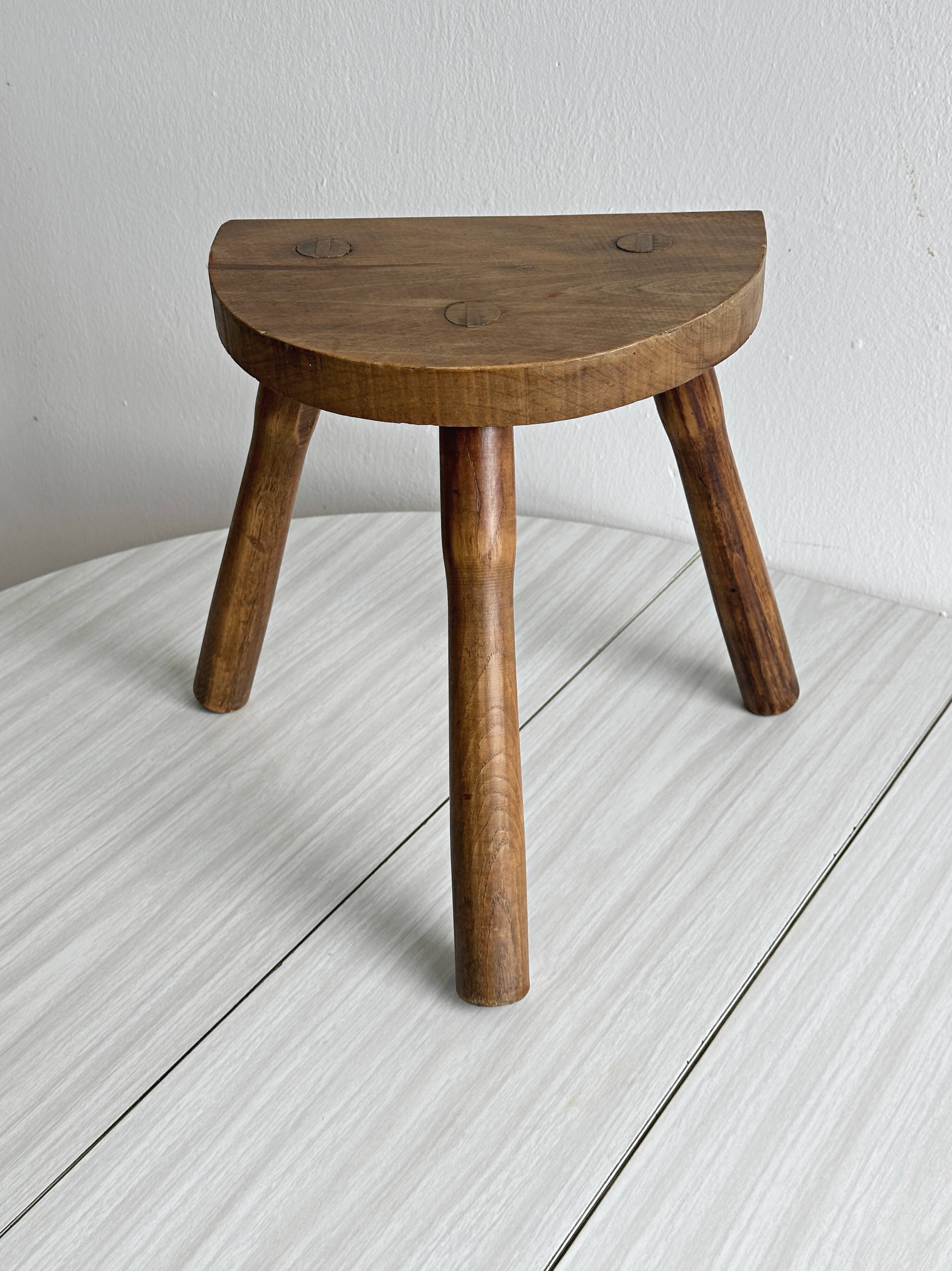 Tabouret tripode ancien en bois