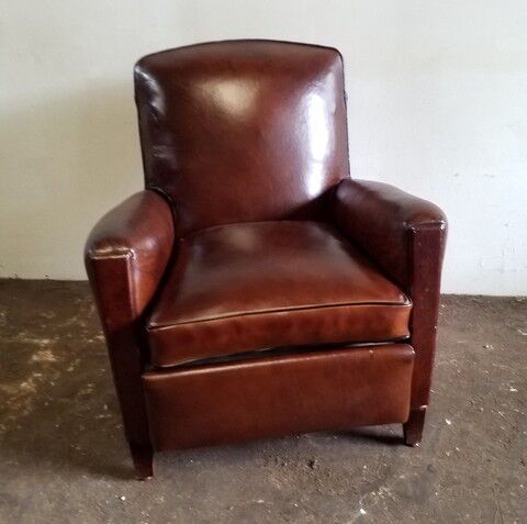 Club armchair, bulging back