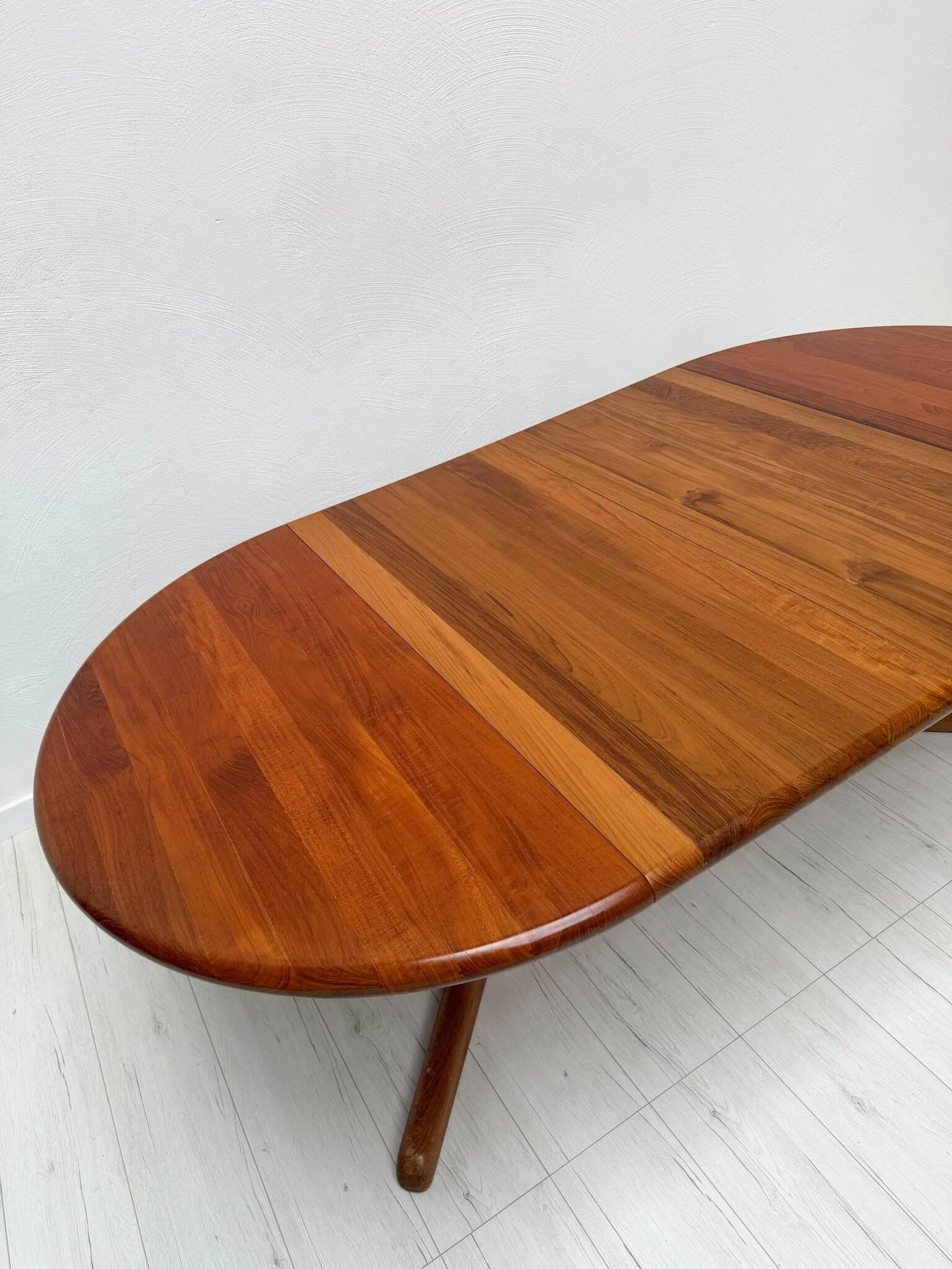 1970s vintage Danish round teak extendable dining table by Langeskov Møbelfabrik