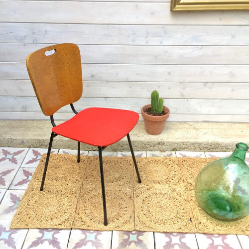 Chaise rouge et bois