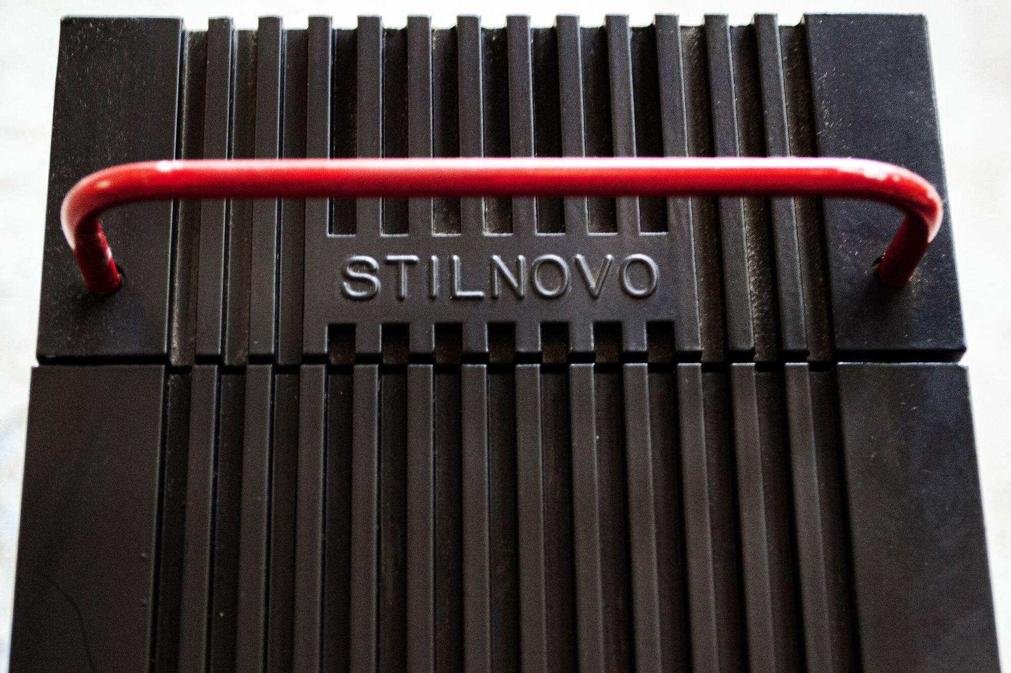 Rare lampadaire en métal laqué et plastique. Designer Emilio Ambasz Producteur Stilnovo