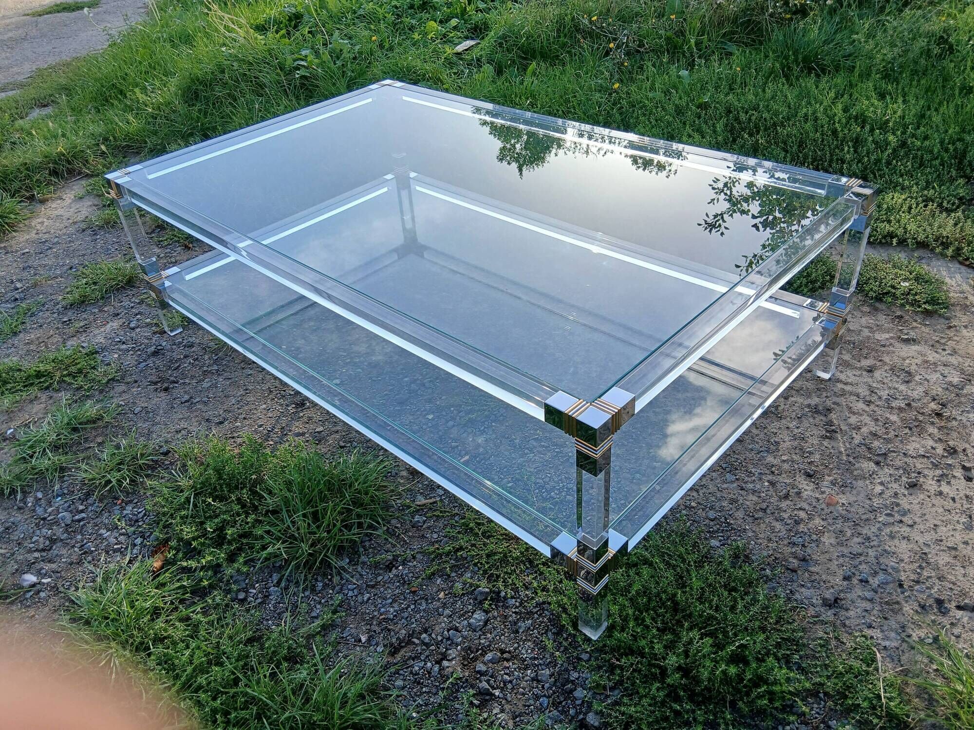 Coffee table in plexiglass and brass.