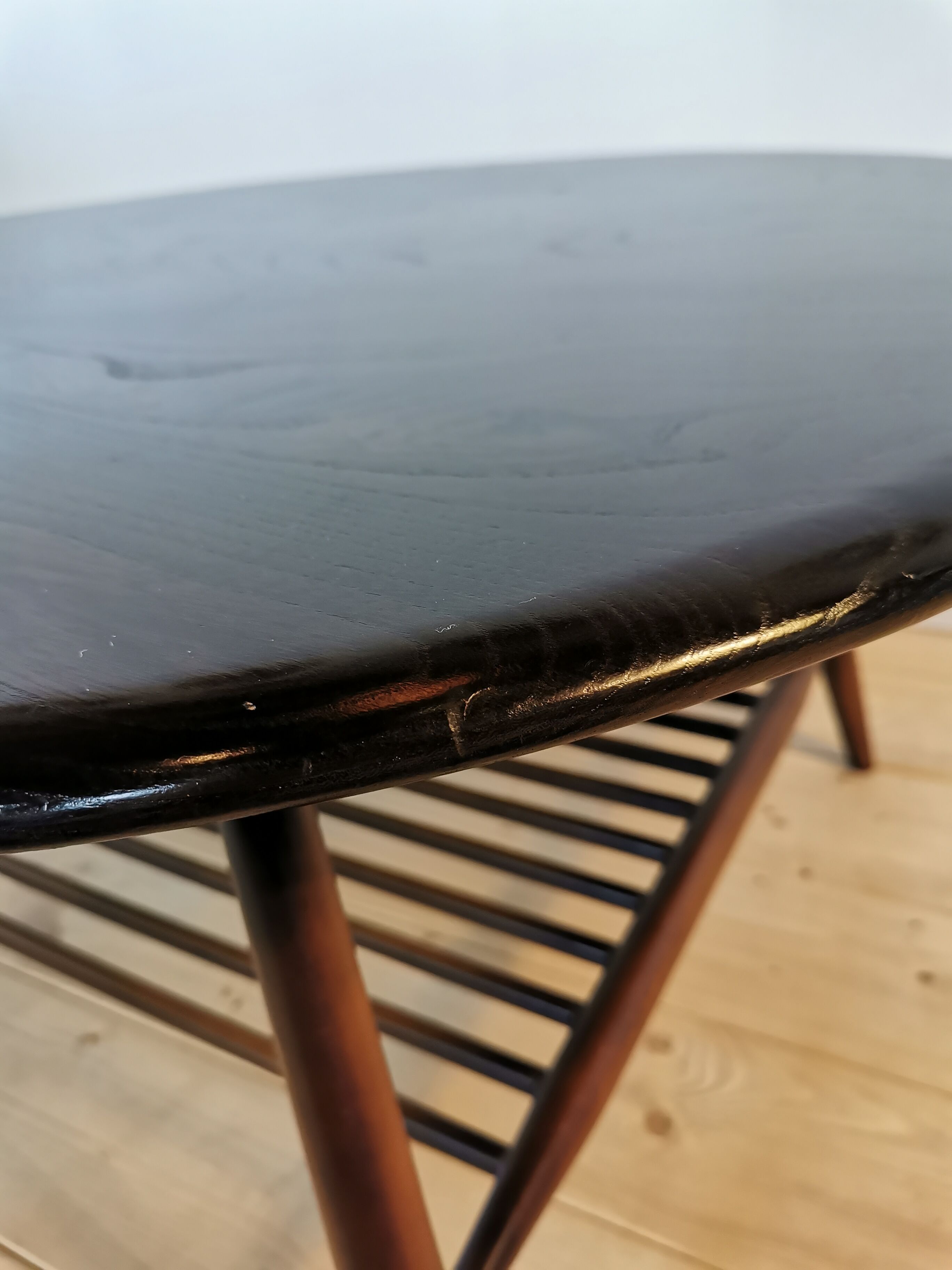 Table basse en frêne par Lucian Ercolani dans les années 60