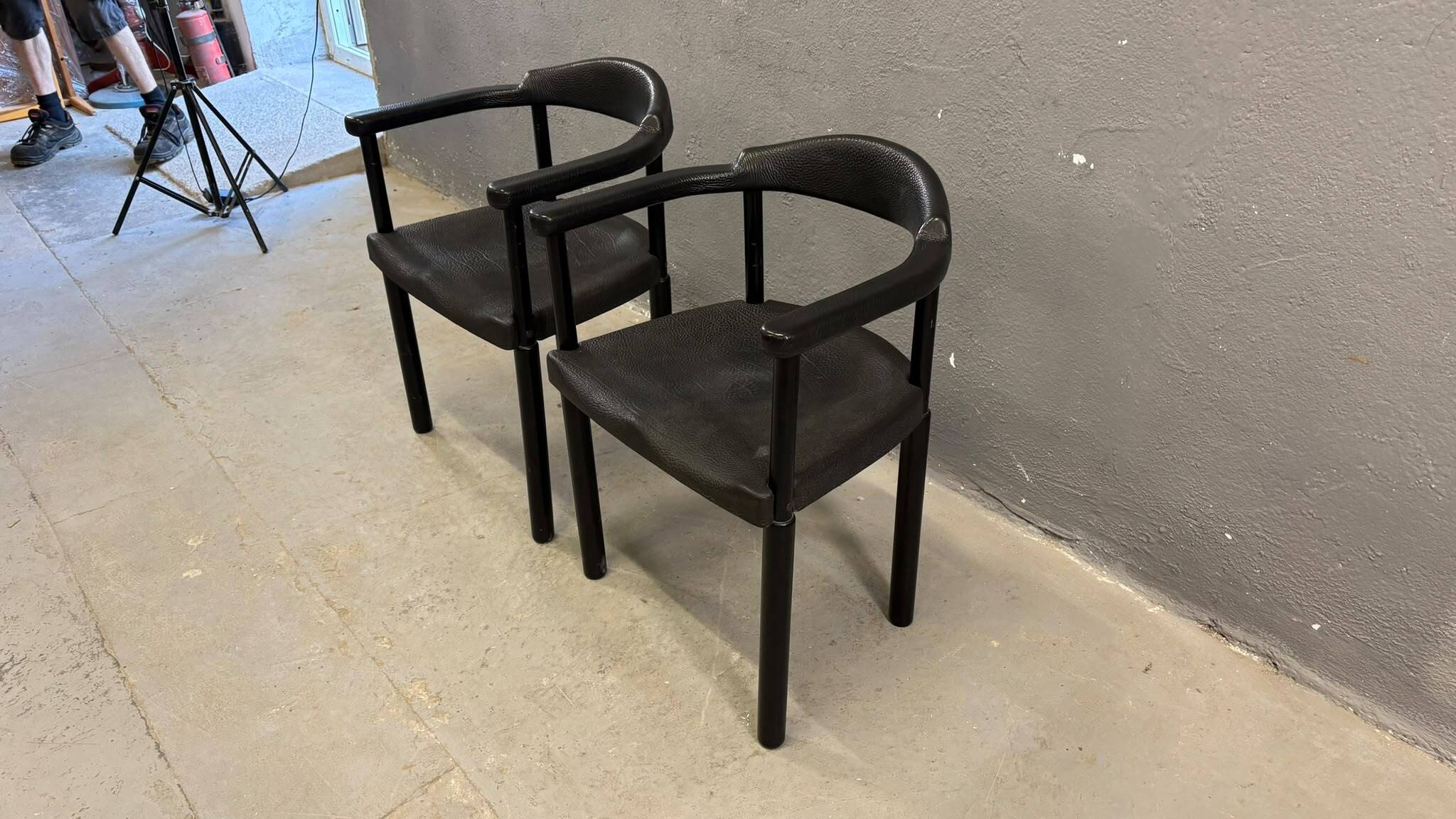 Paire de fauteuils postmodernes noirs, en plastique moulé, années 1980, Europe