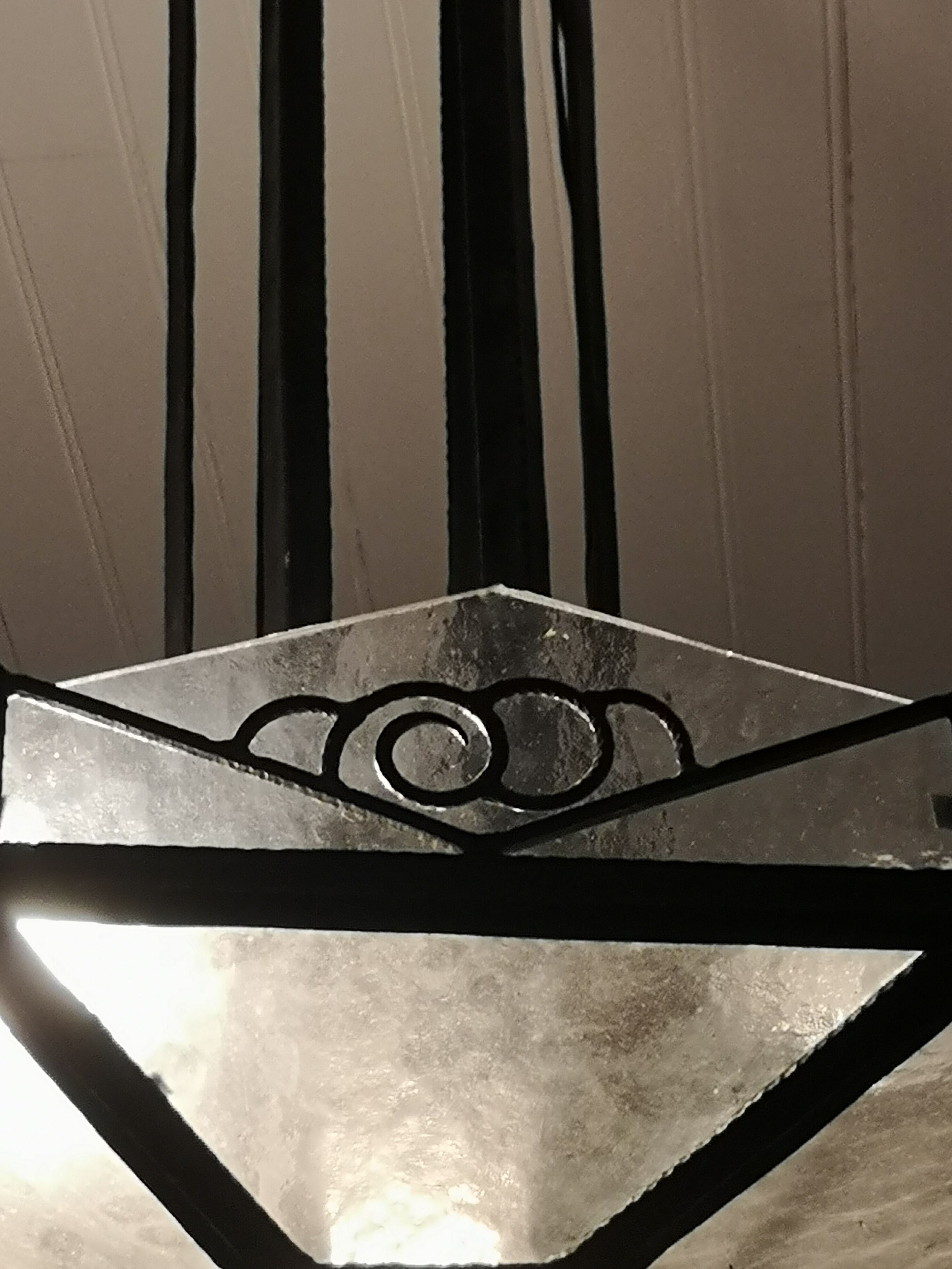 Lustre de style art déco en fer forgé et verre 1930