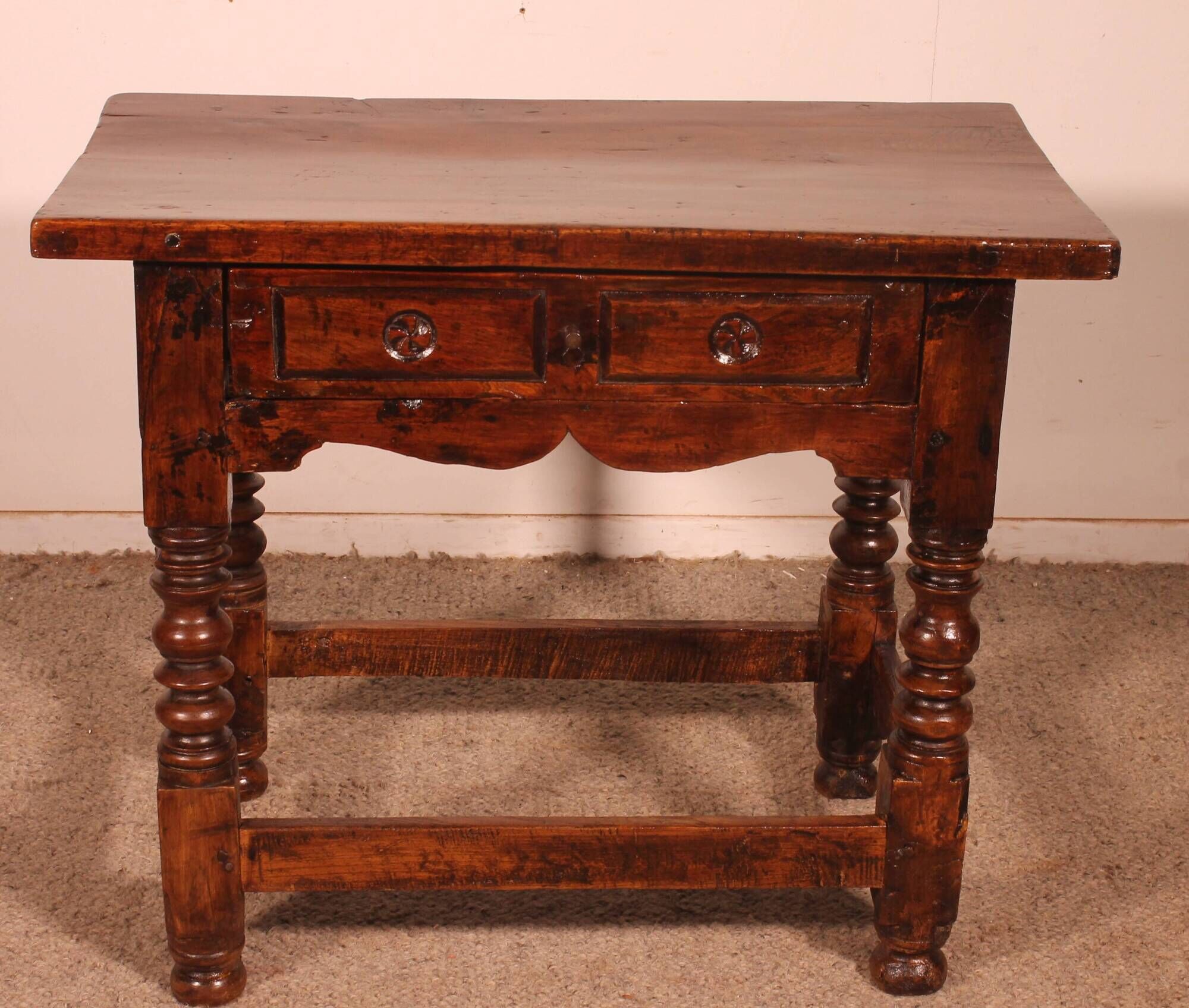 Spanish table from the 17th century in walnut.