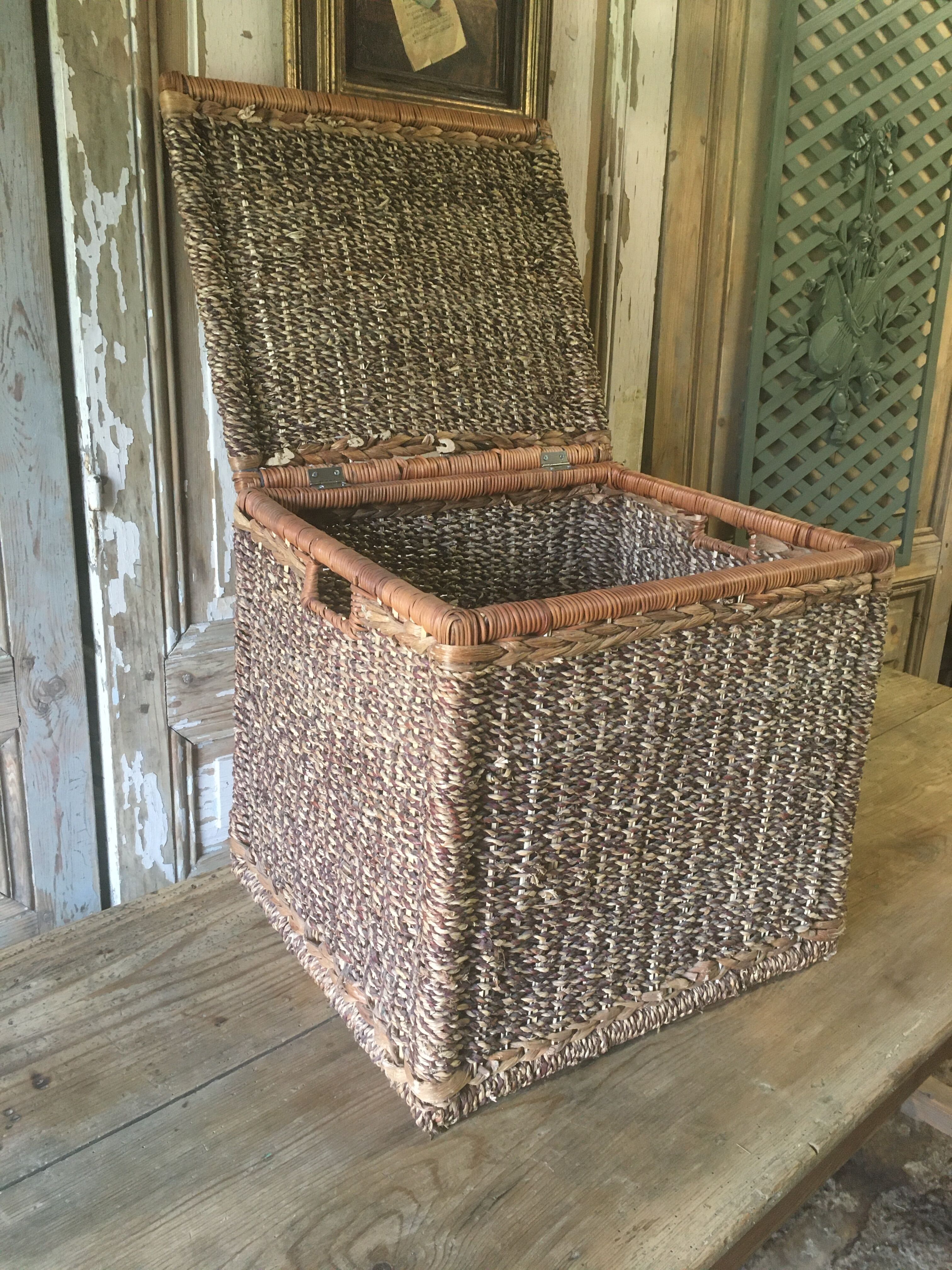 Chest in raffia or wicker