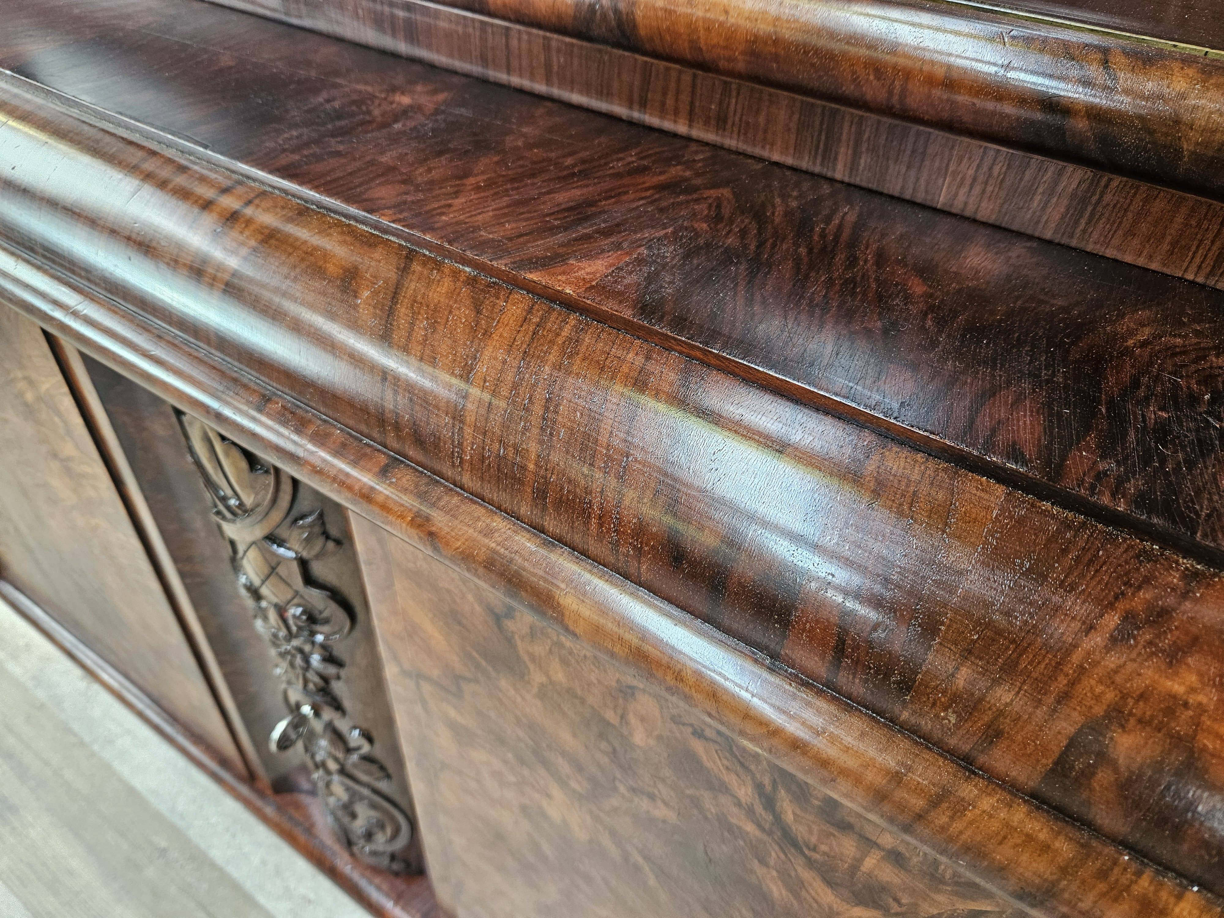 Vitrine Art Déco des années 1930 en noyer et racine de noyer