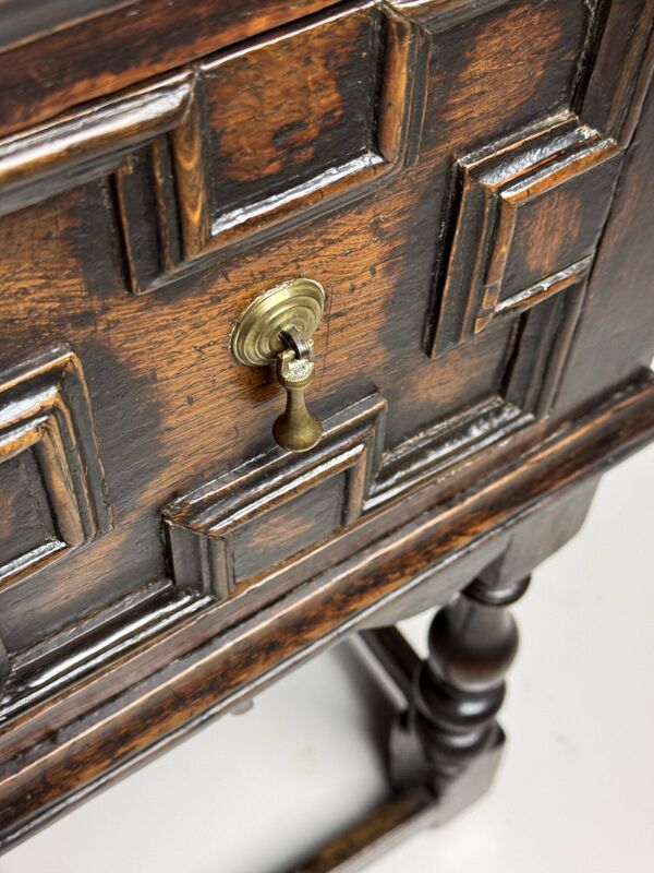 Commode anglaise du XVIIe siècle