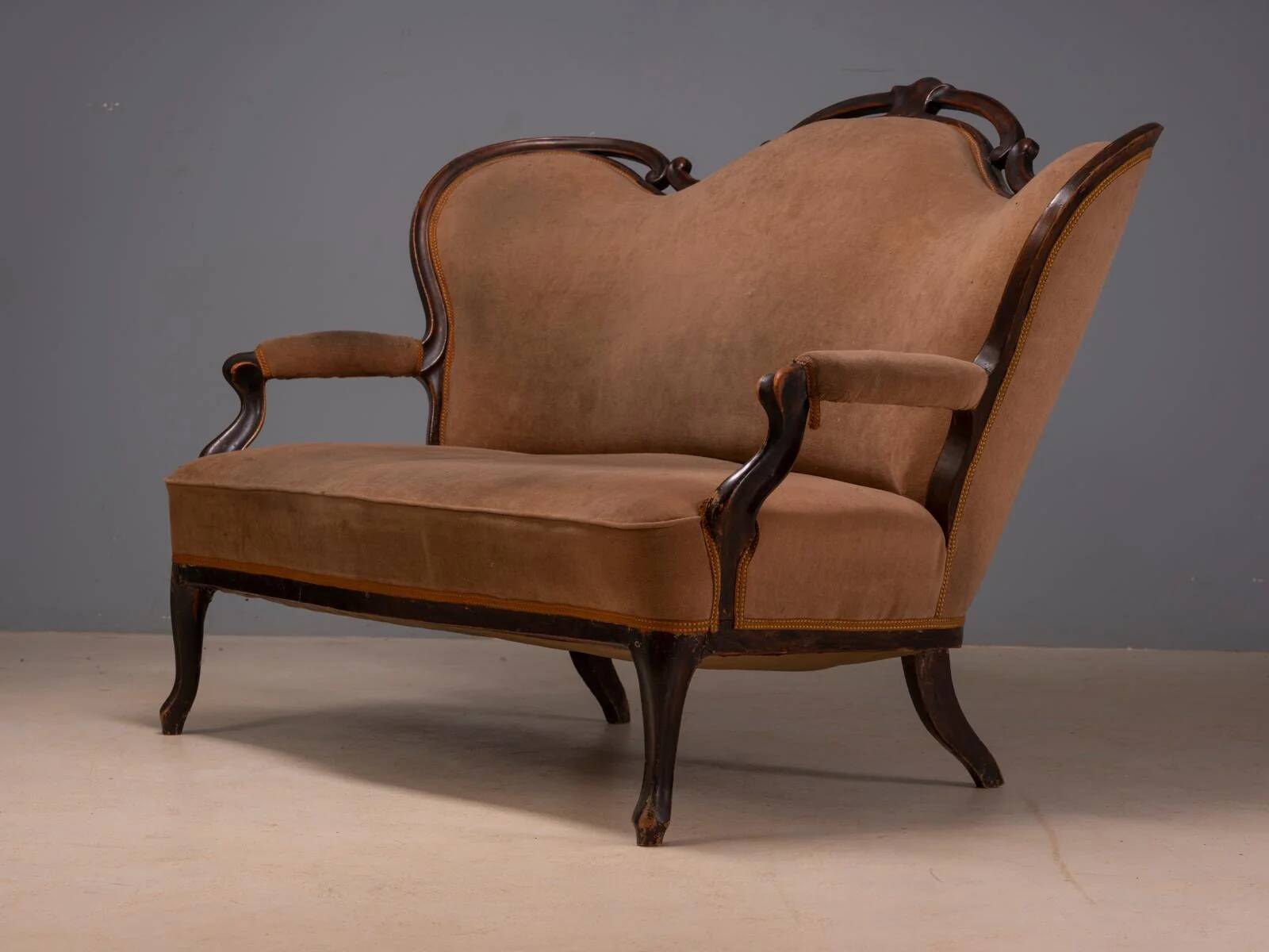 Sofa en bois vintage orné avec cadre décoratif sculpté et tapisserie marron, 175 × 114 × 80 cm