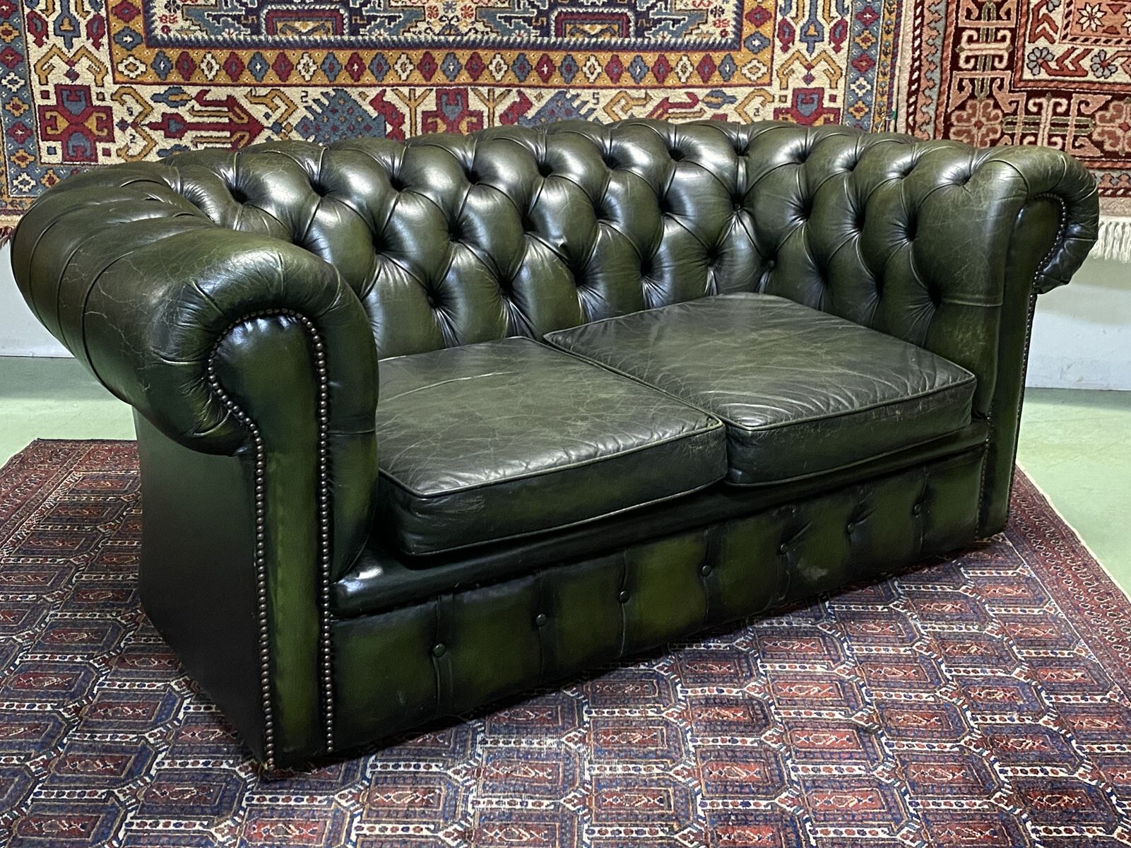 Chesterfield 2-seater green leather sofa from the 1980s