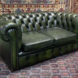 Chesterfield 2-seater green leather sofa from the 1980s