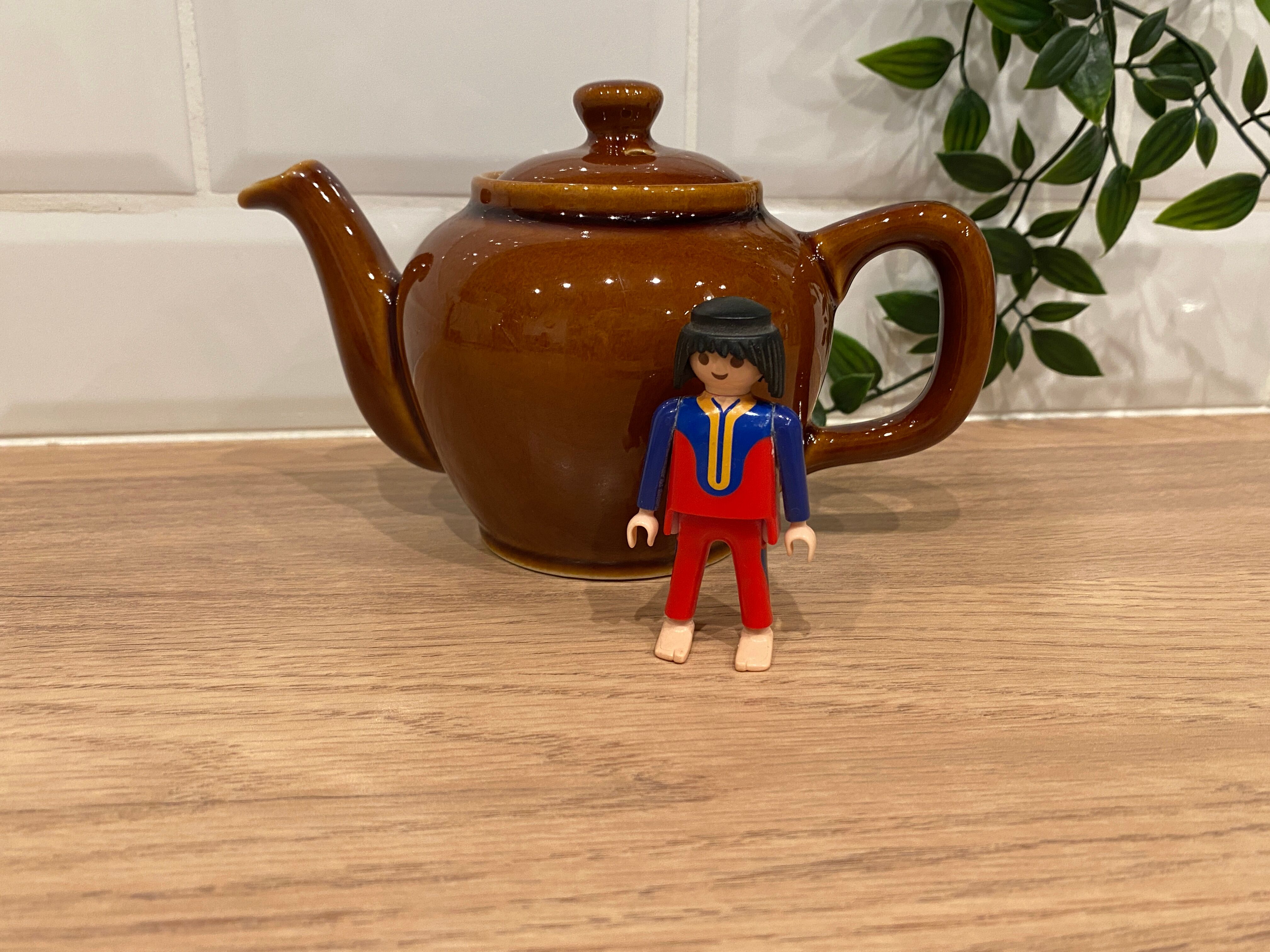 Individual earthenware teapot