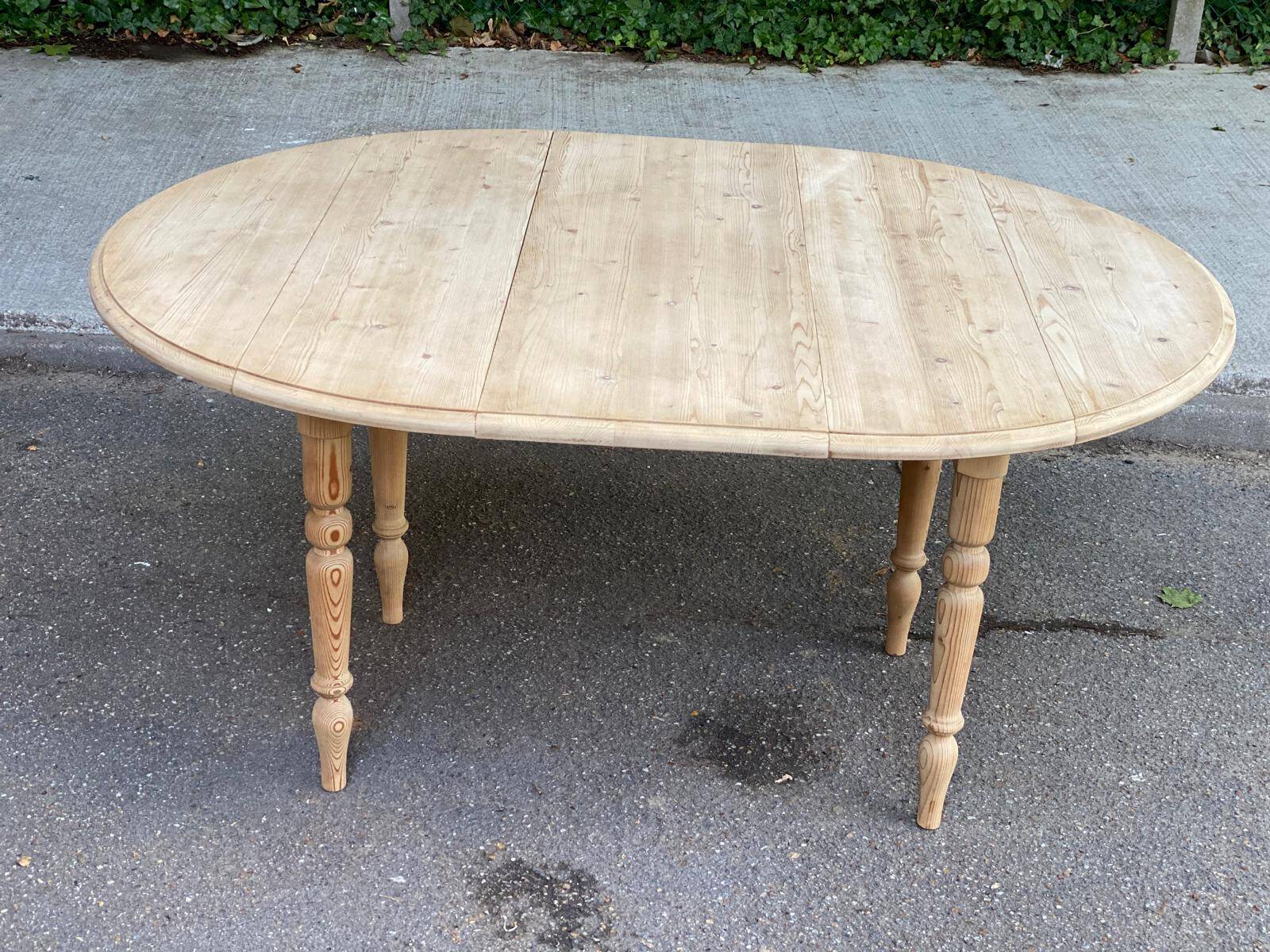Interior's extendable round dining table with shutters, renovated in solid wood, 15