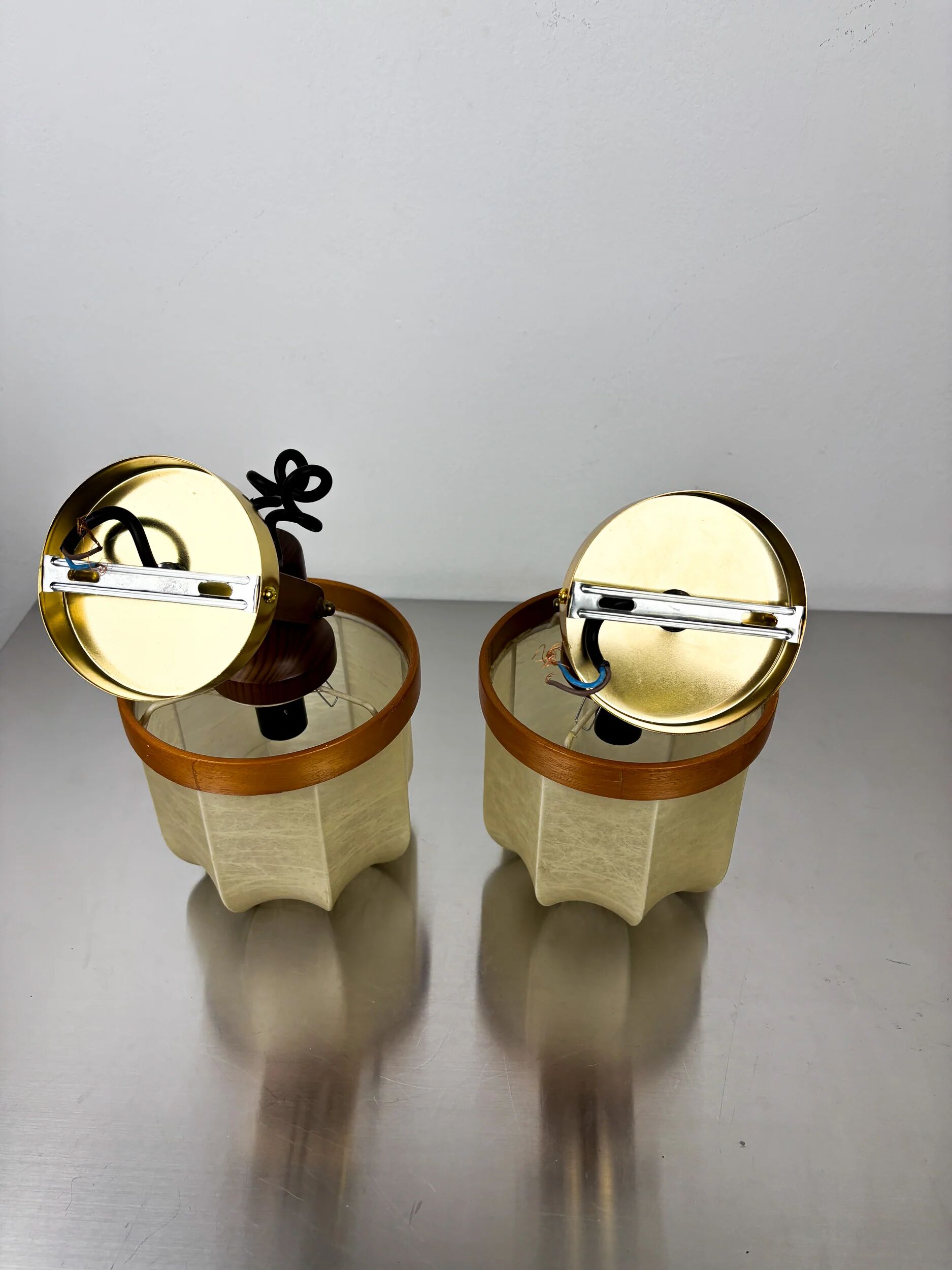 Pair of articulated "Cocoon" wall lights in resin and pine, Italy, circa 1970s