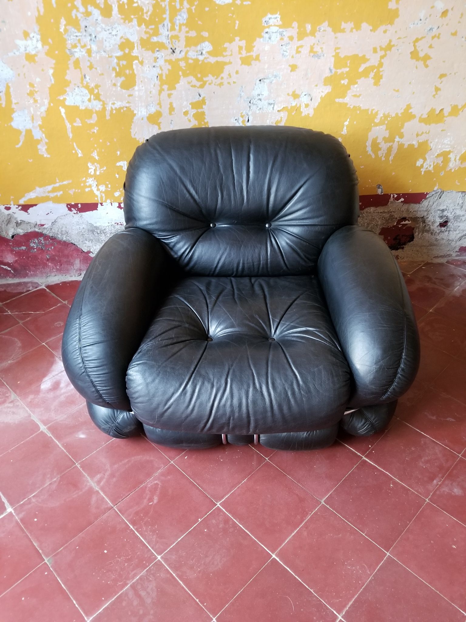 Set of 2 okay black leather lounge chairs by Adriano Piazzesi, 1970