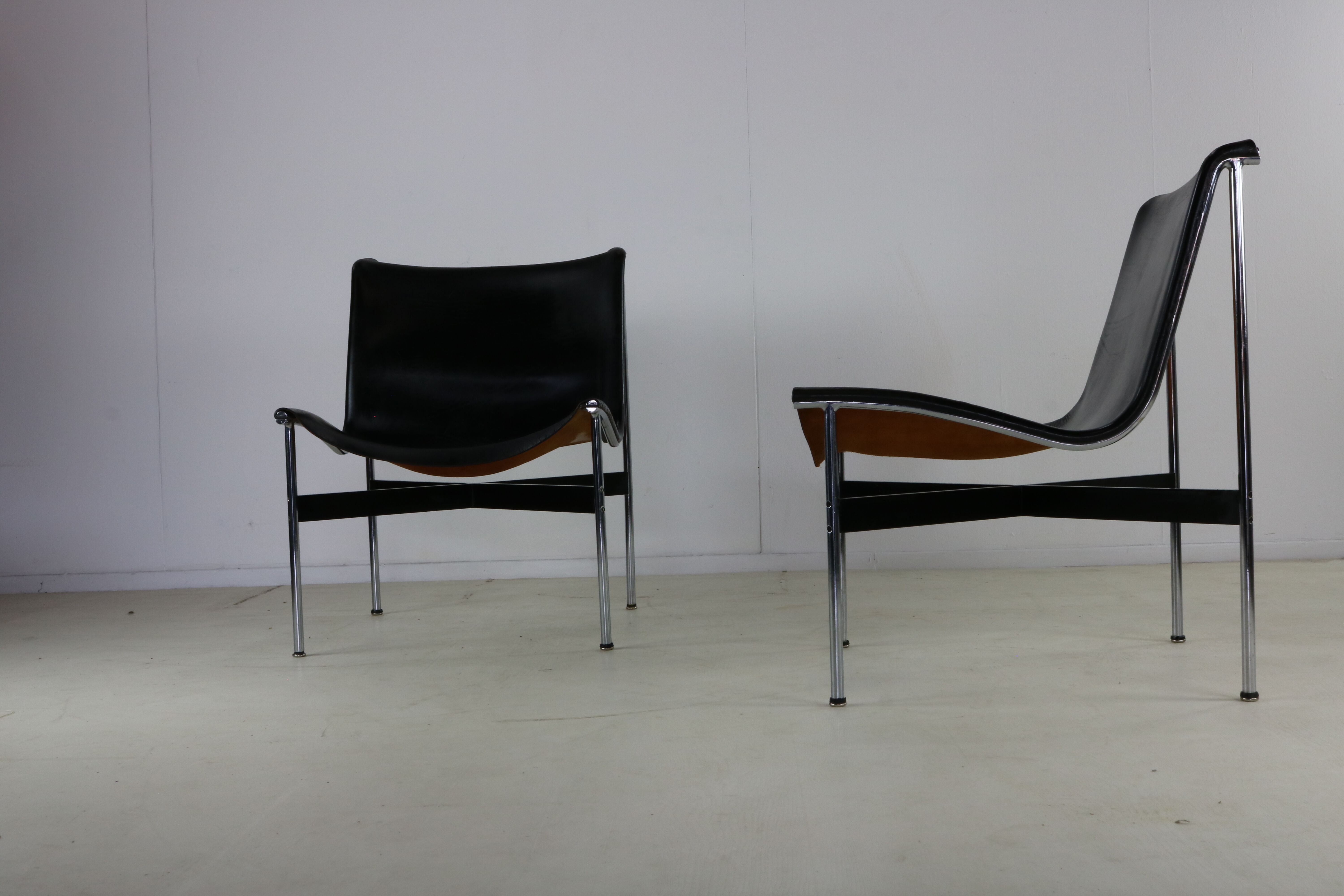 Un ensemble de deux chaises longues
