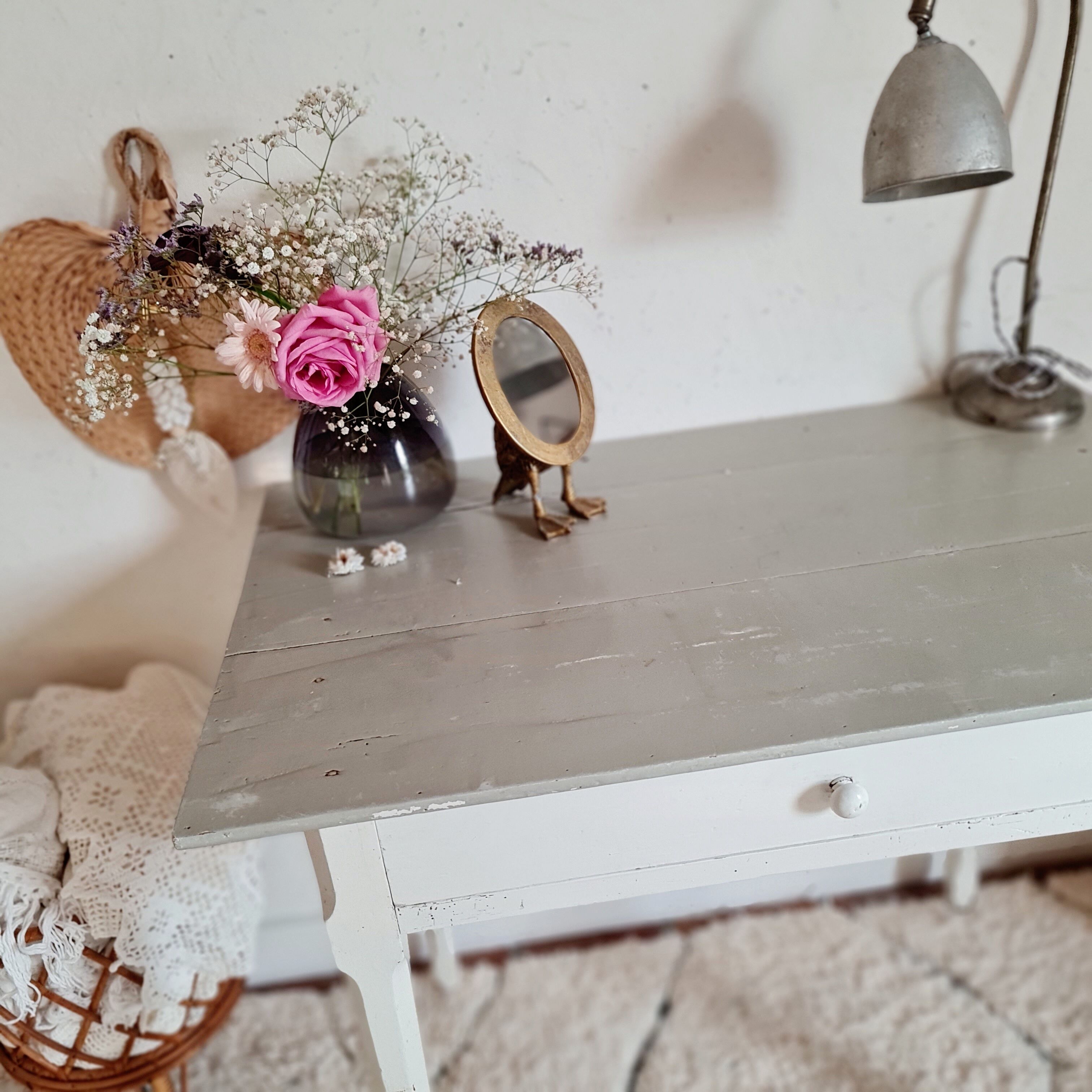 Table de ferme blanche et grise avec son tiroir