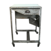 Meuble de rangement industriel d'atelier en métal et bois sur roulettes