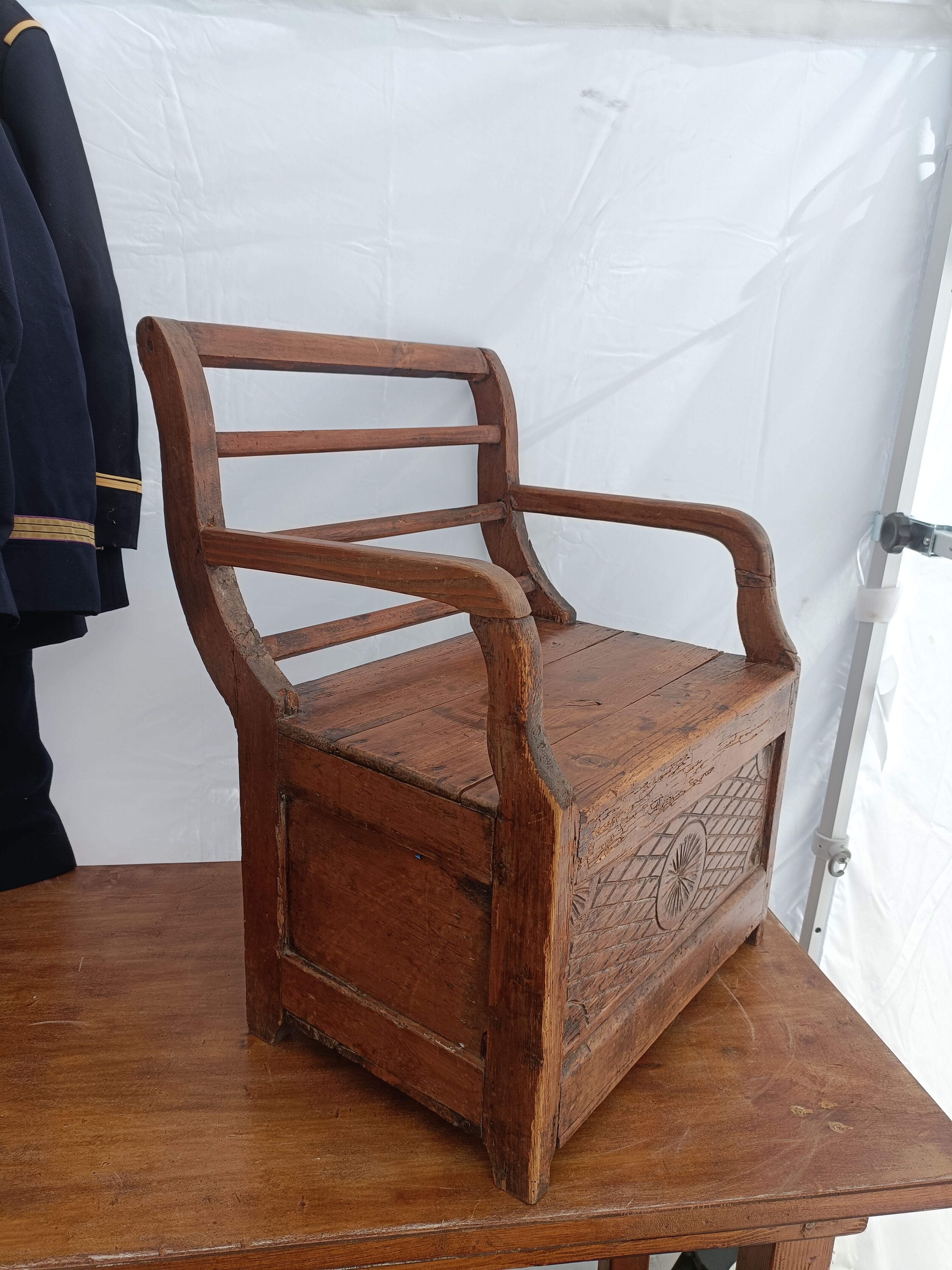 Fauteuil coffre bois rustique