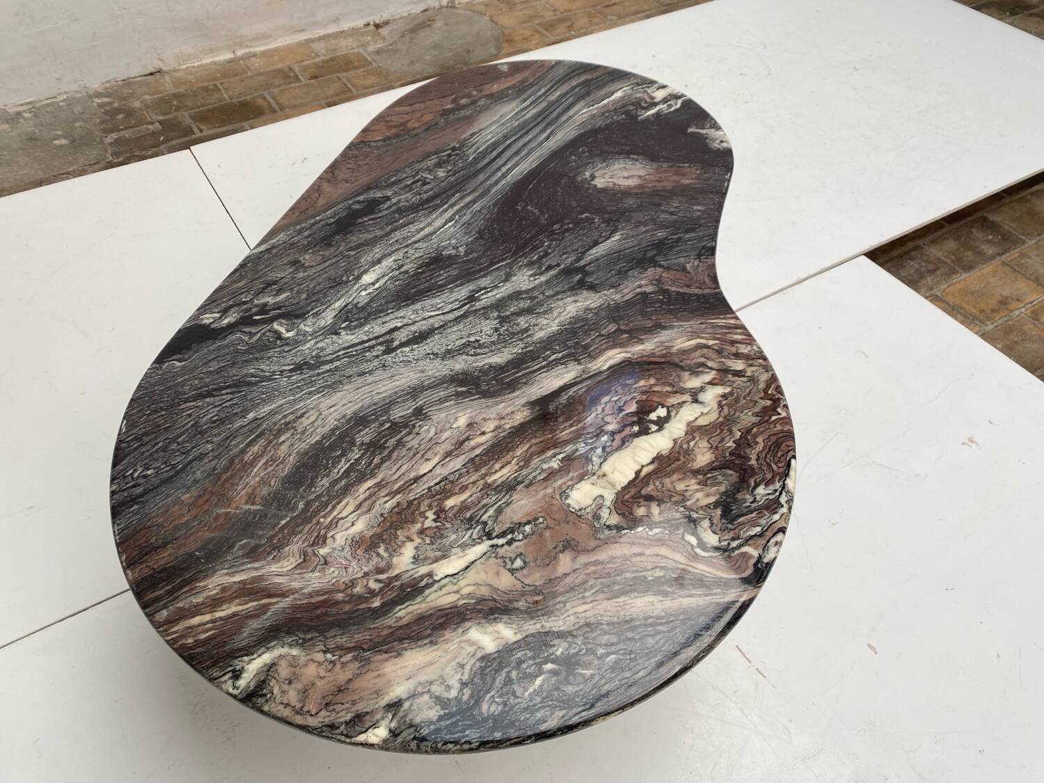 Table basse en marbre de Carrare forme organique