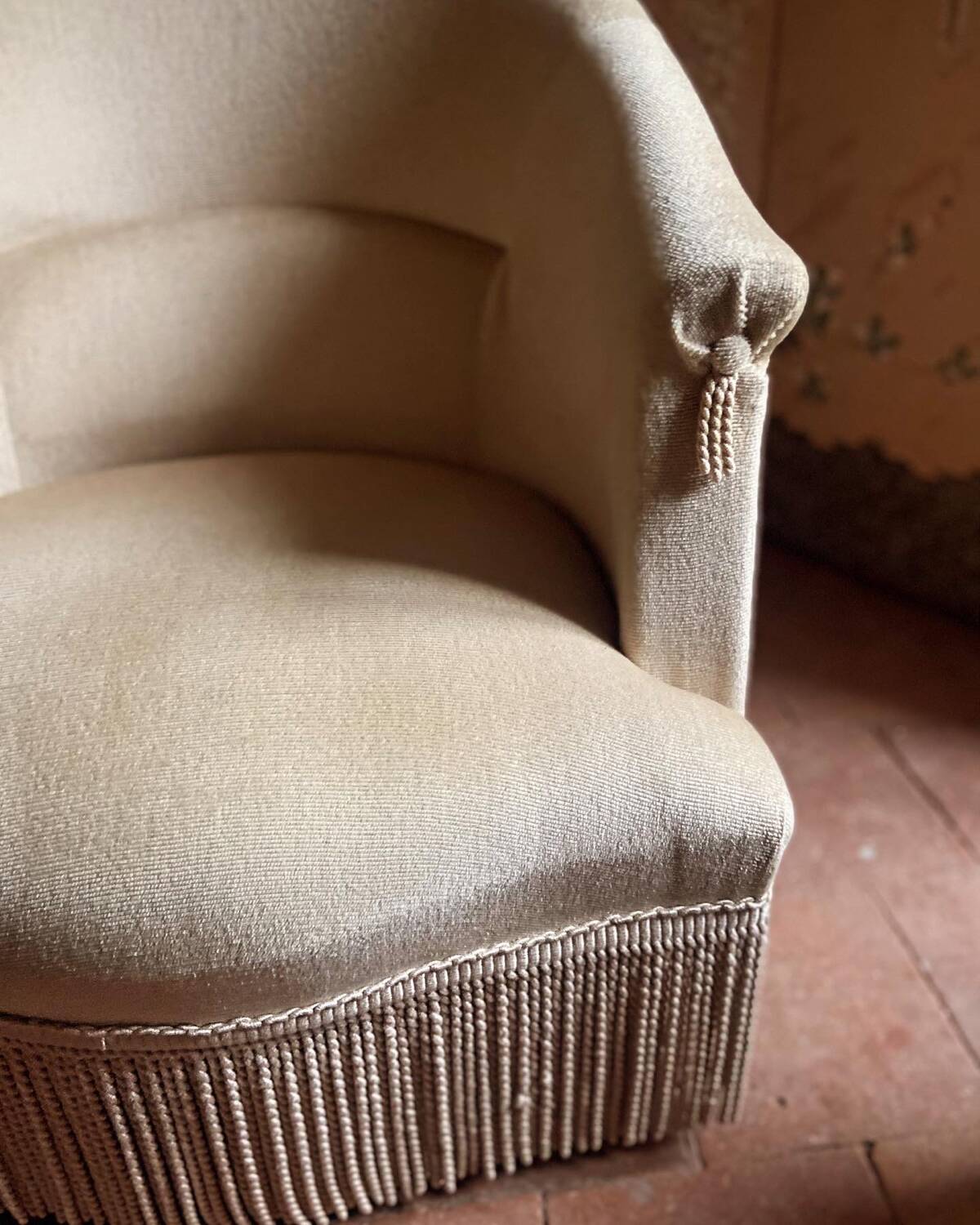 Old toad armchair in beige velvet
