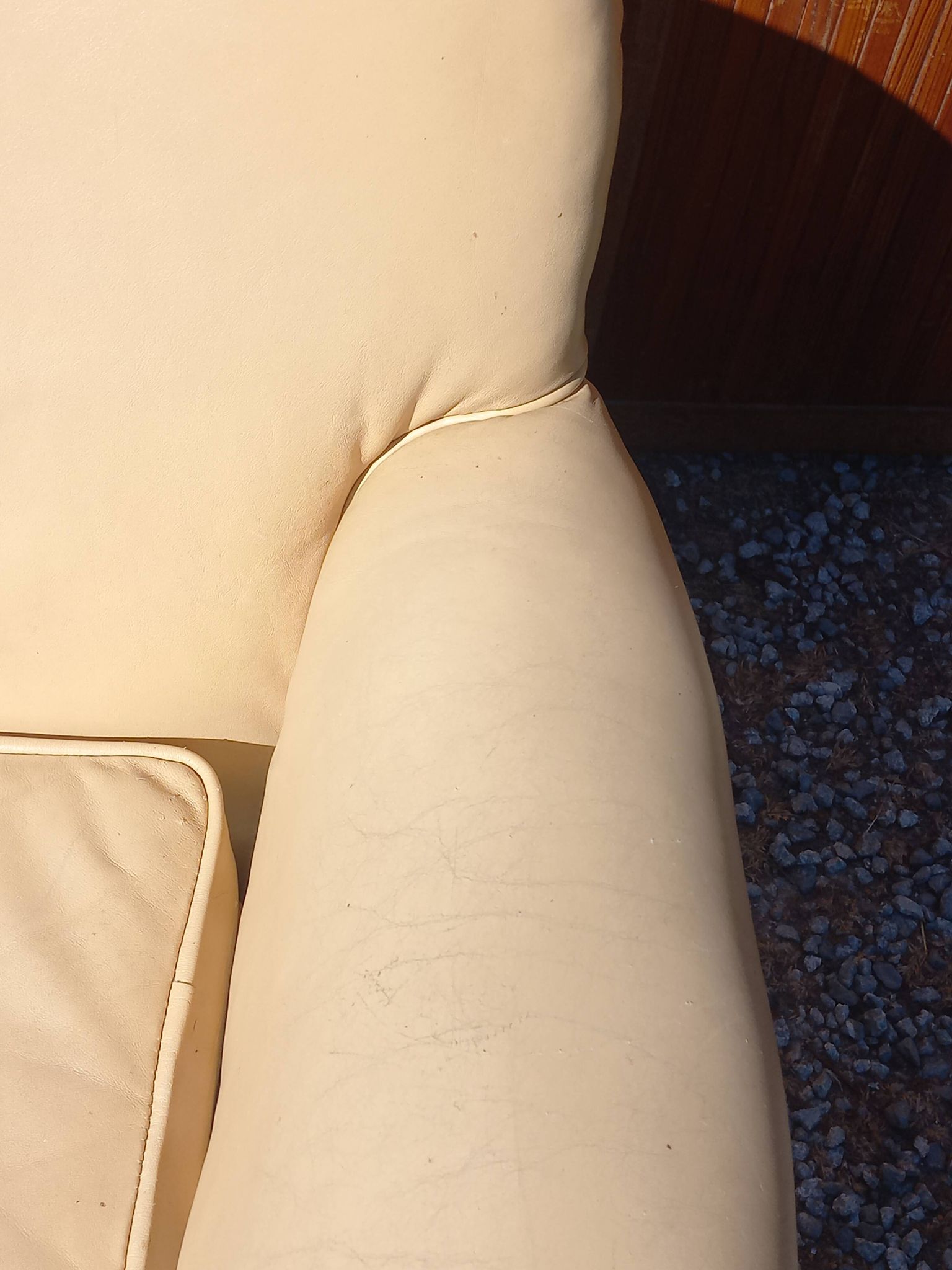 Pair of 1930s club armchairs in ivory leather.
