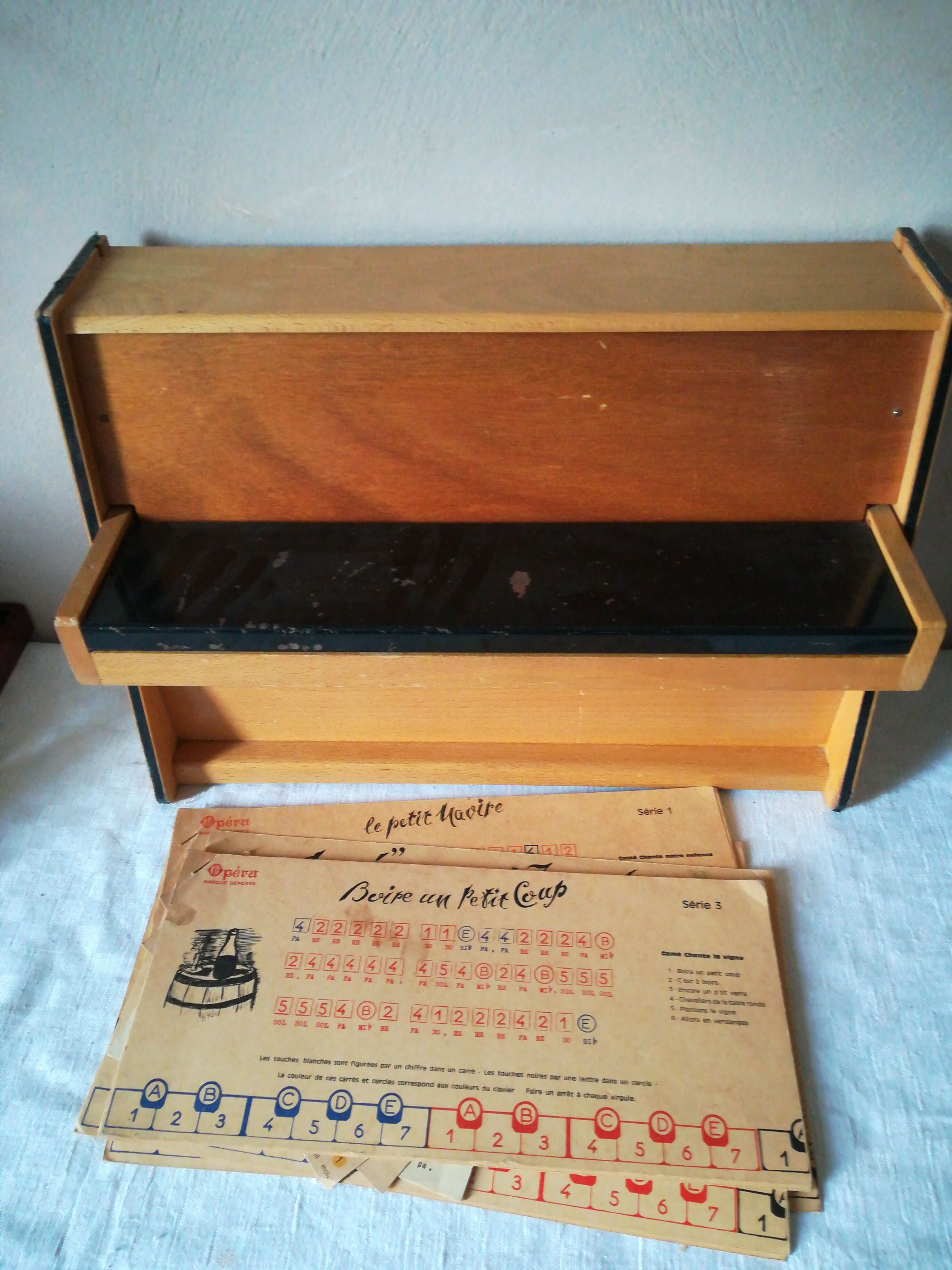 Miniature piano Opera for children