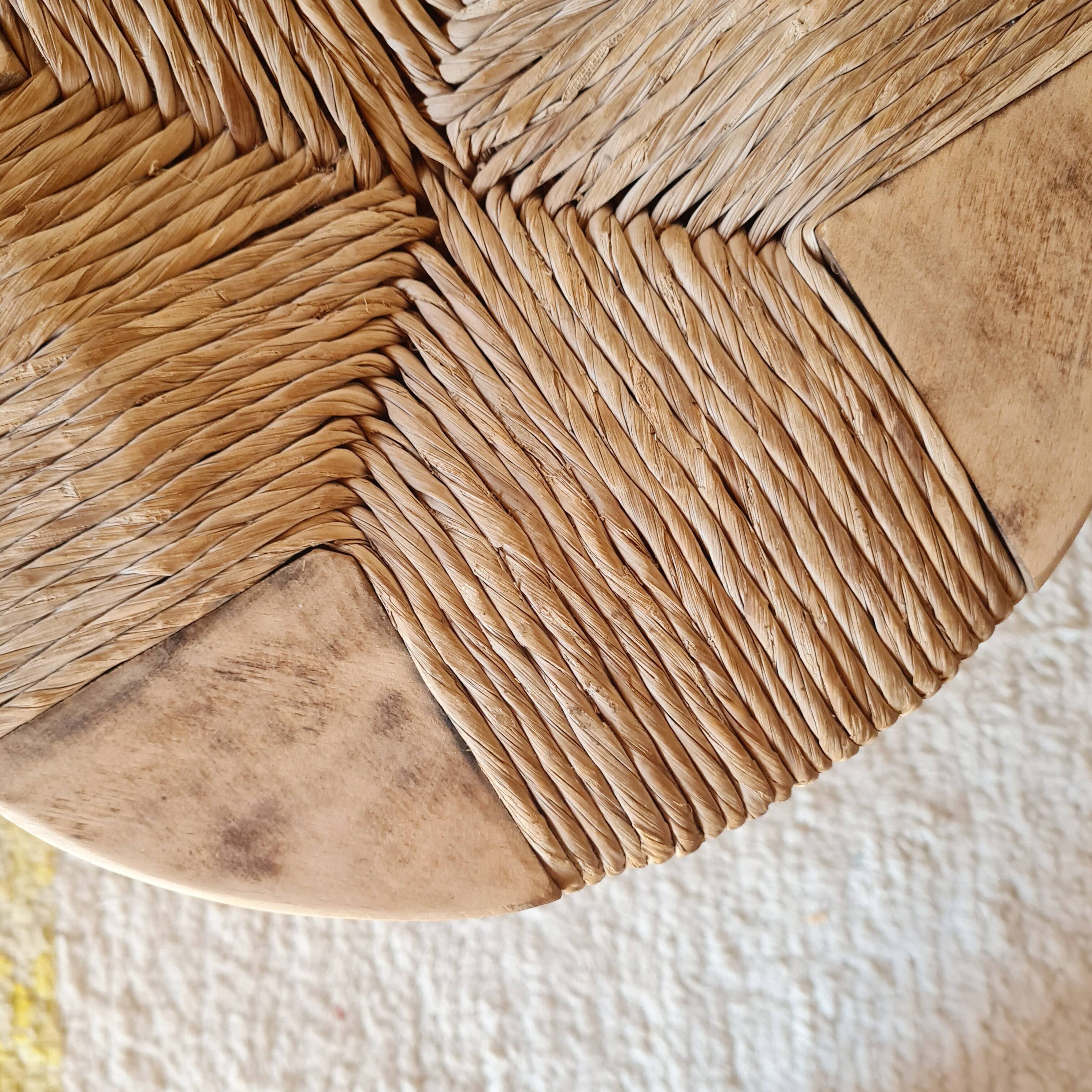 Petit tabouret tripode de style "Bobbin" en bois tourné et pai