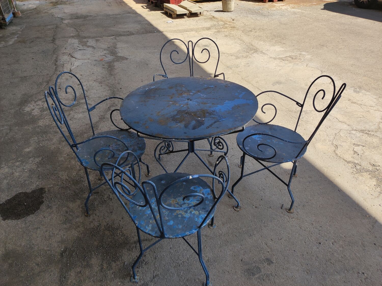 Ensemble de jardin 4 fauteuils et une table en fer forgé