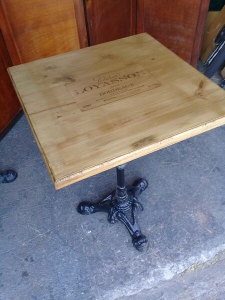 Bistro table feet in iron cast and solid wood tray