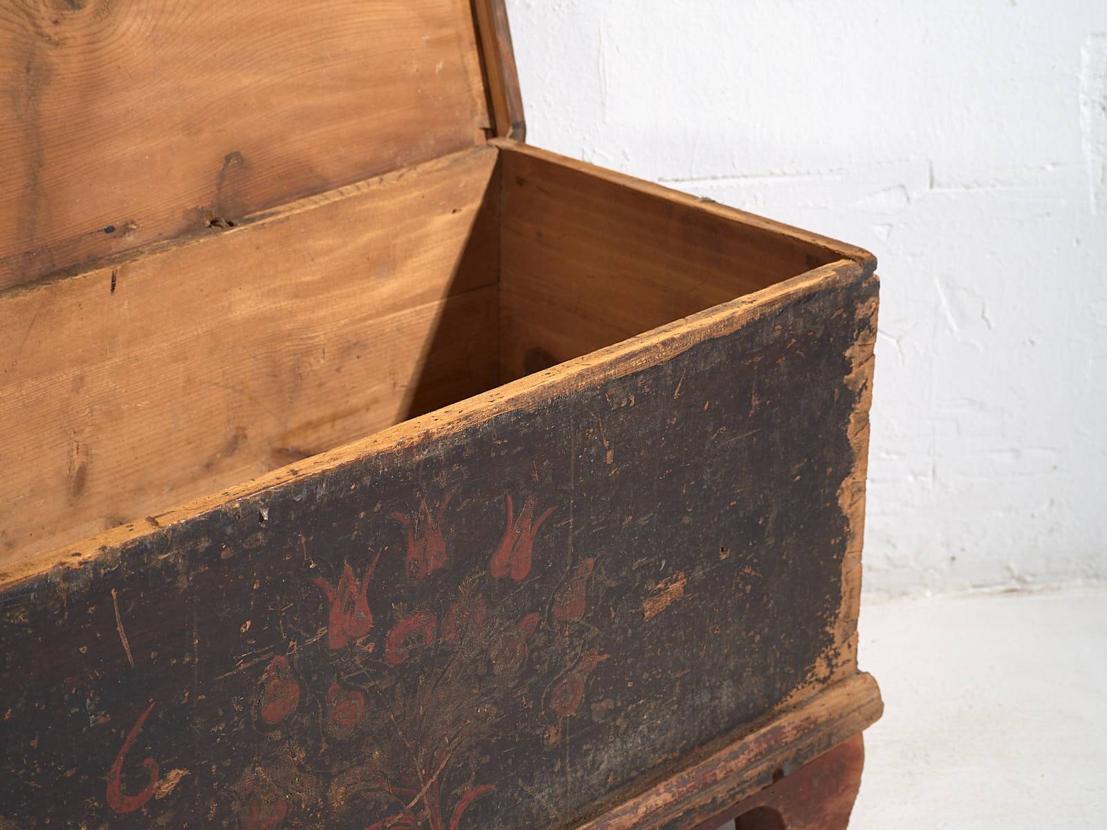Antique long trunk painted with floral motifs (Year 1876) #1