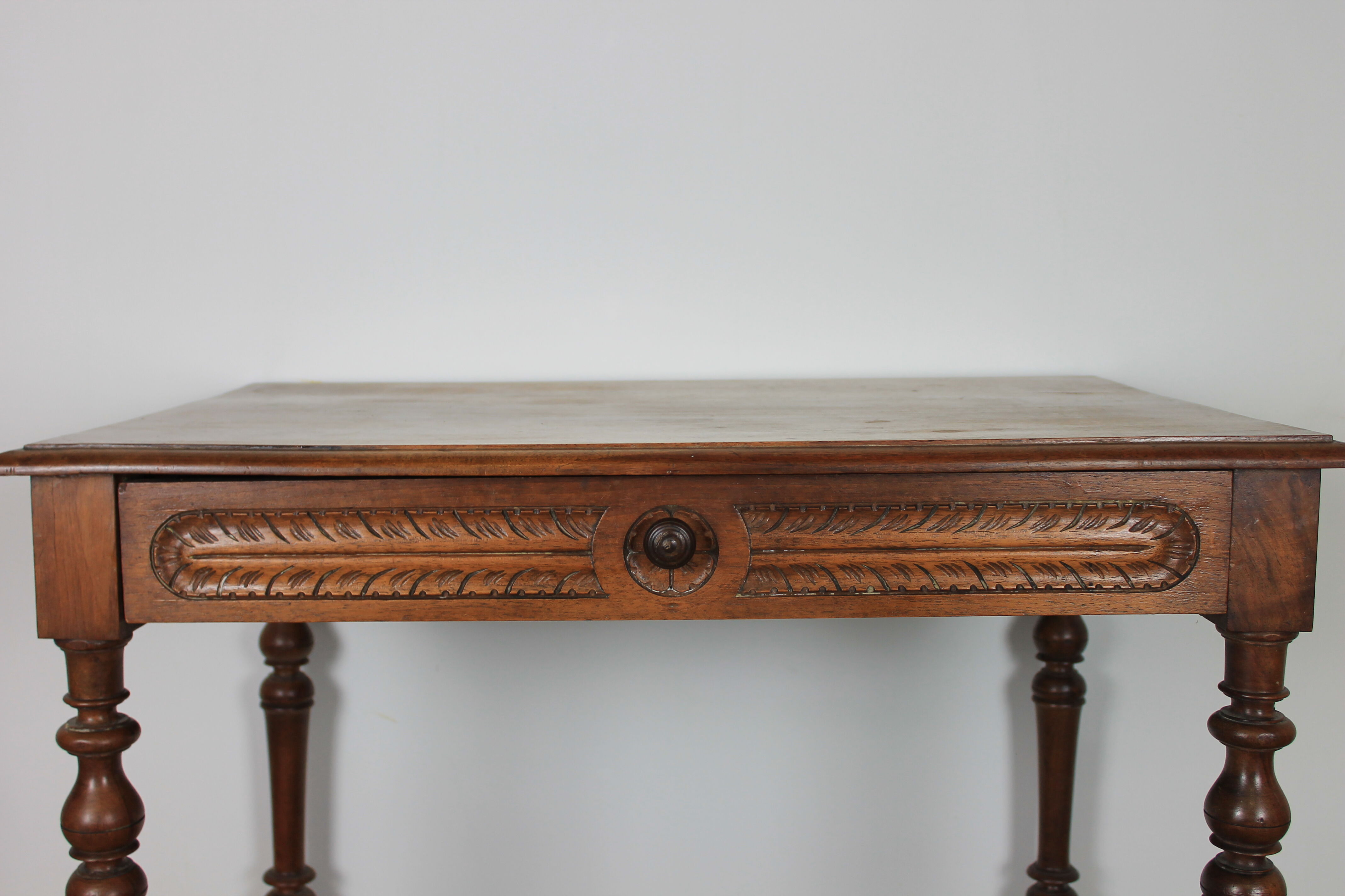 Renaissance desk table