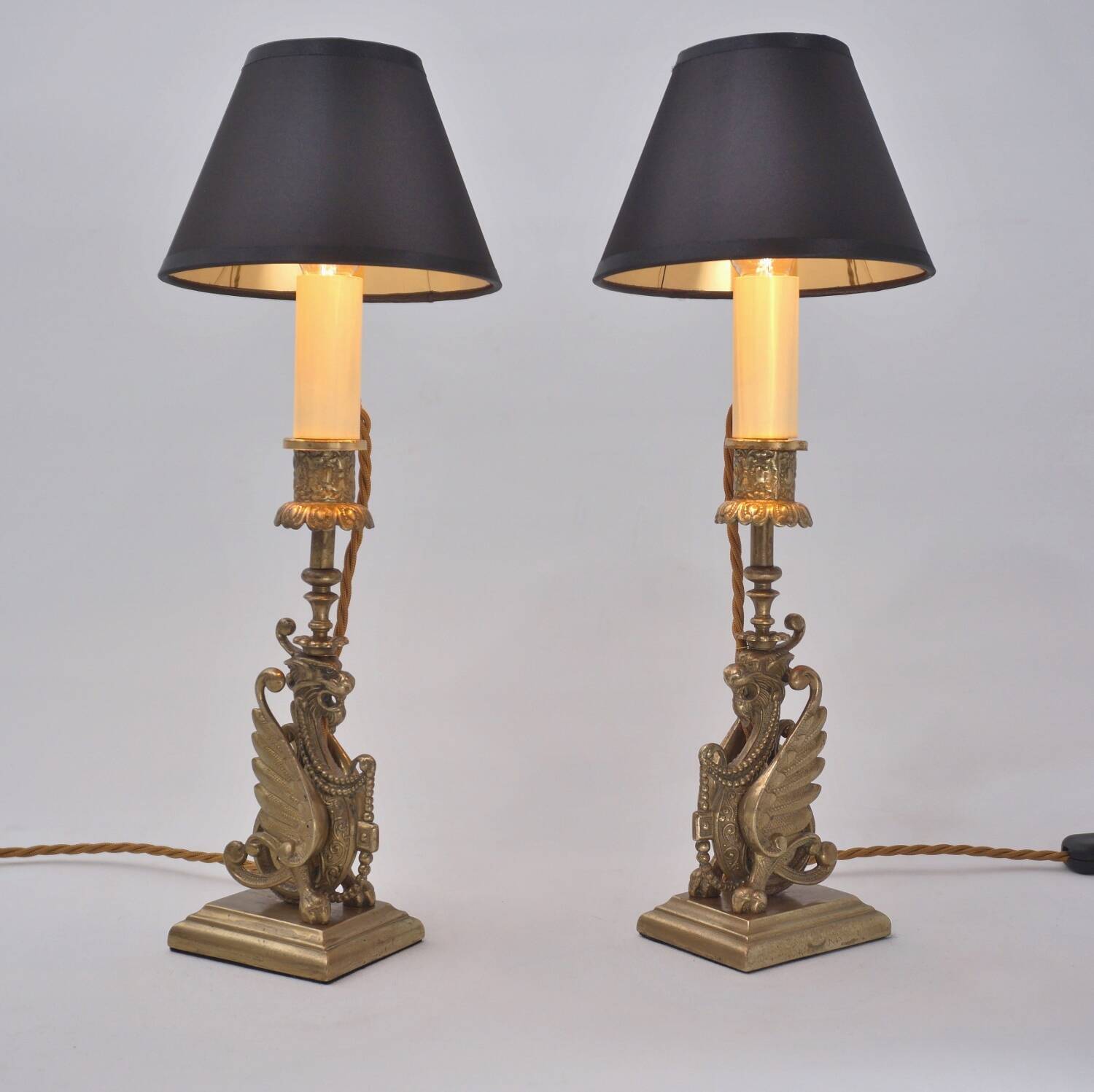 Paire de lampes chandeliers griffons de style néogothique, Angleterre années 1880