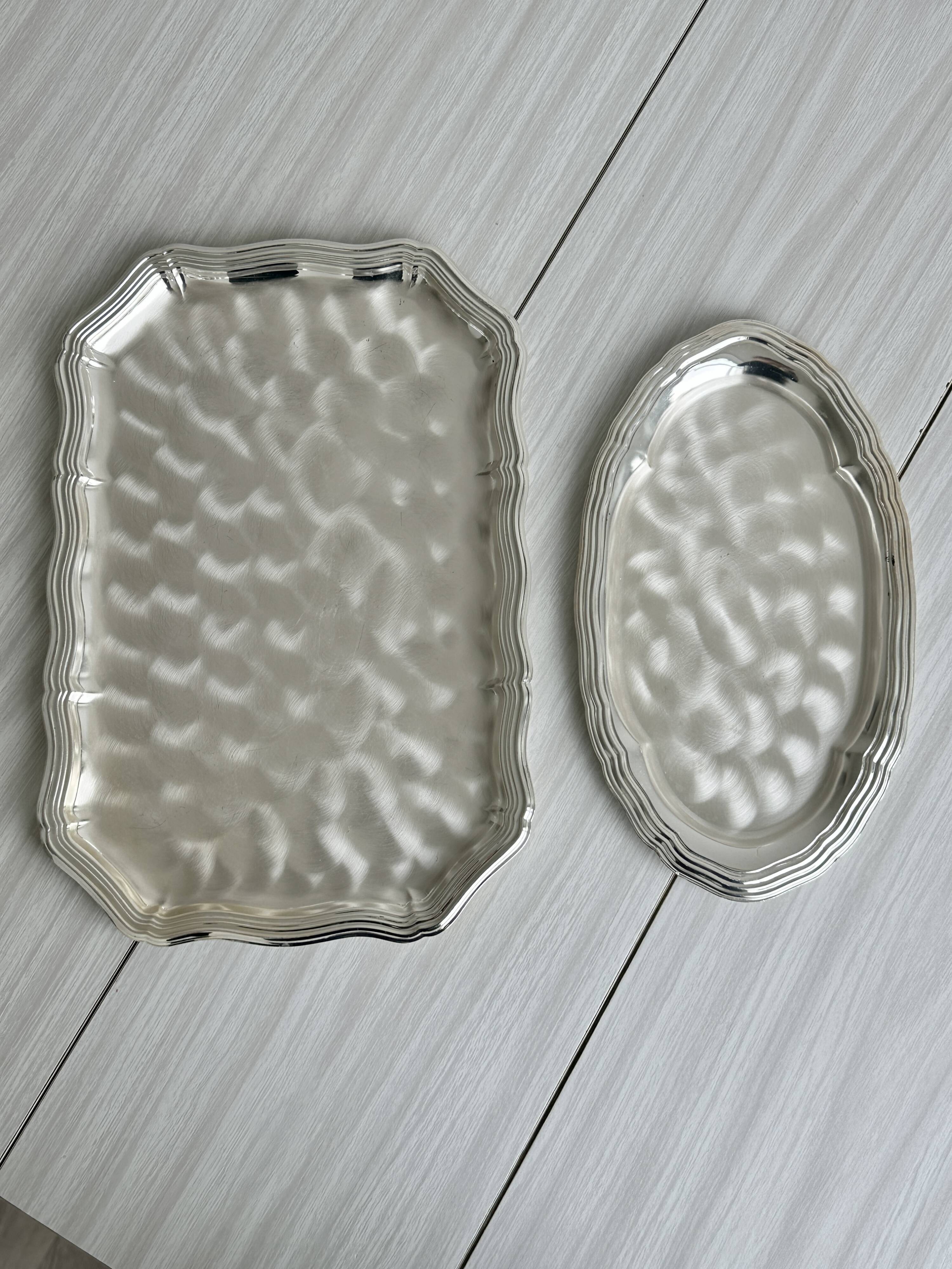 Plateaux en métal léger brillant