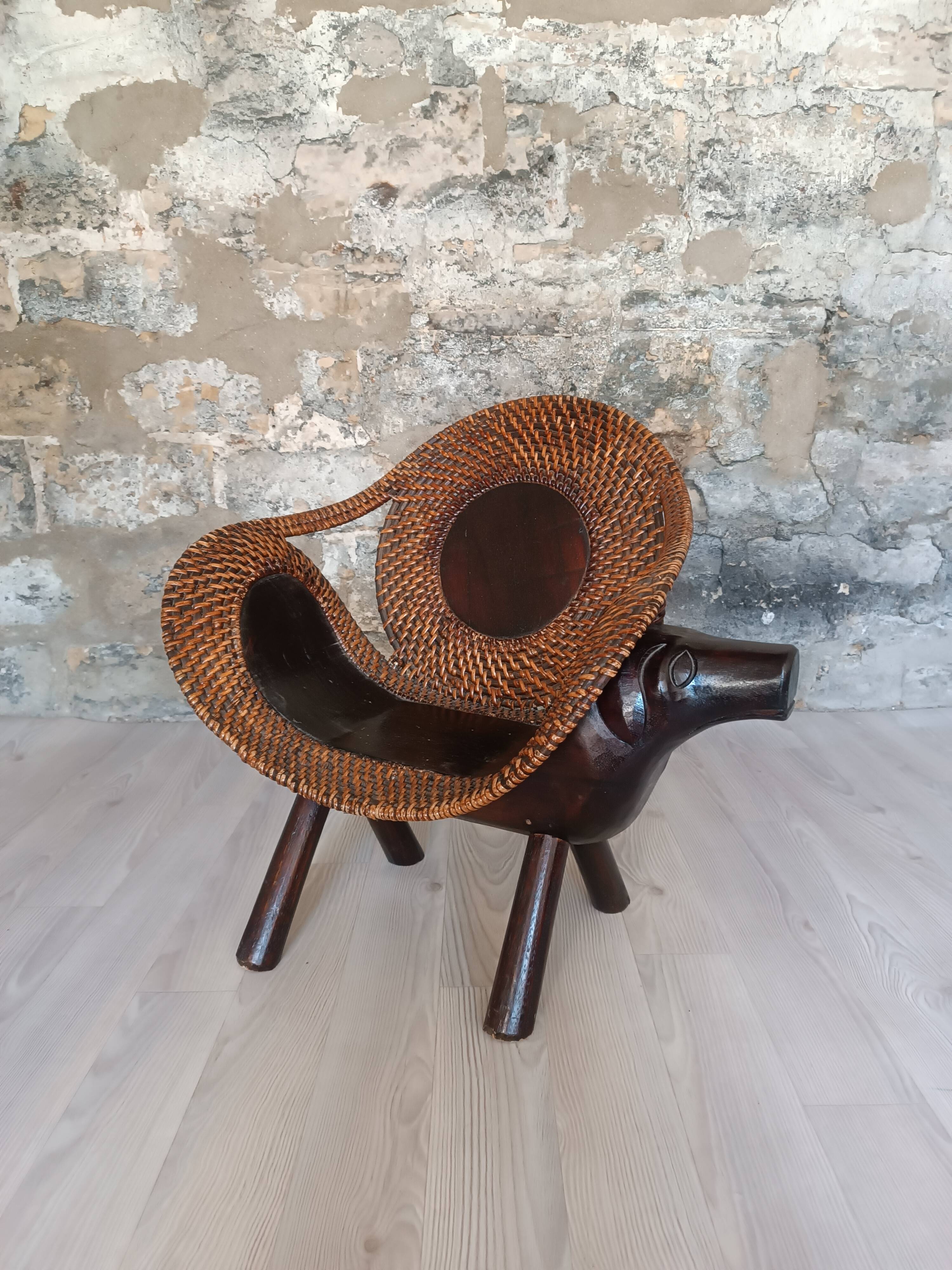 Fauteuil enfant en bois sculpté et rotin