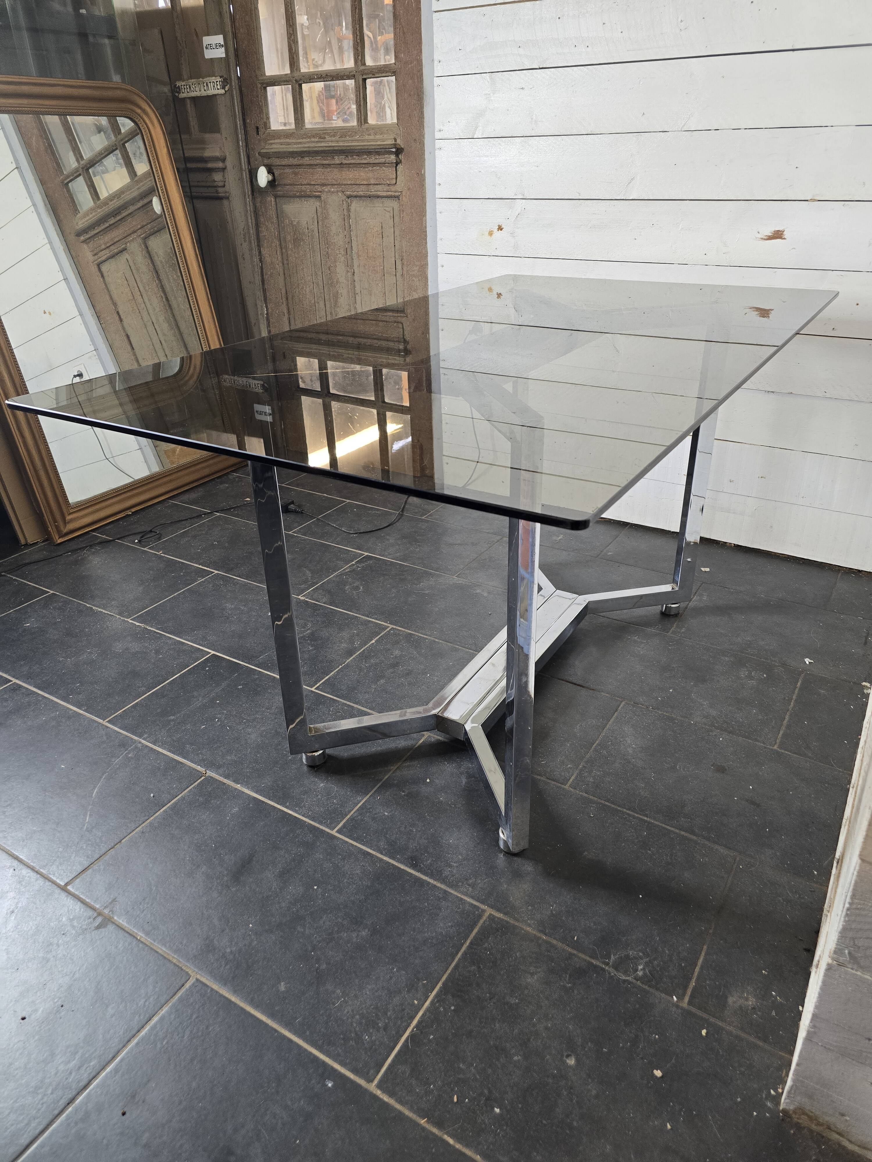 Table en métal chromé dessus verre fumé