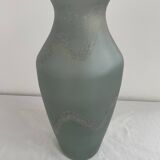 Grand vase en verre, Trait d'Union, teintes gris vert, décor de vase sablée, élégant et chic