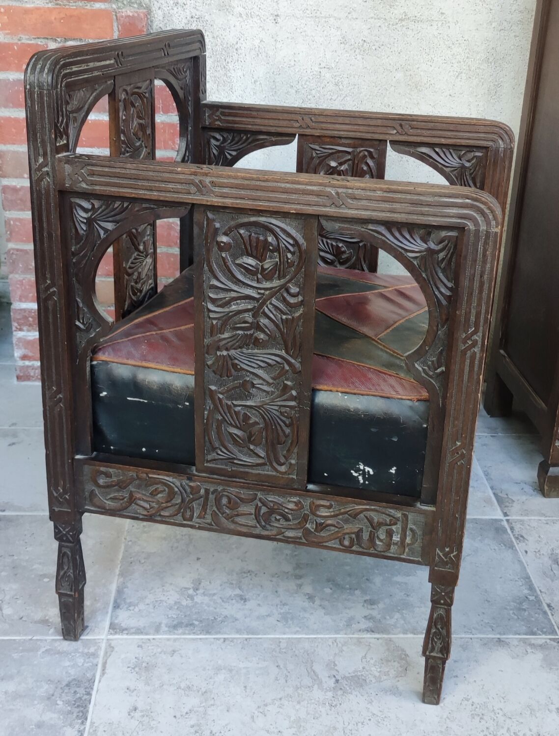 Ensemble 3 pièces meuble, fauteuil et pouf bois sculpté