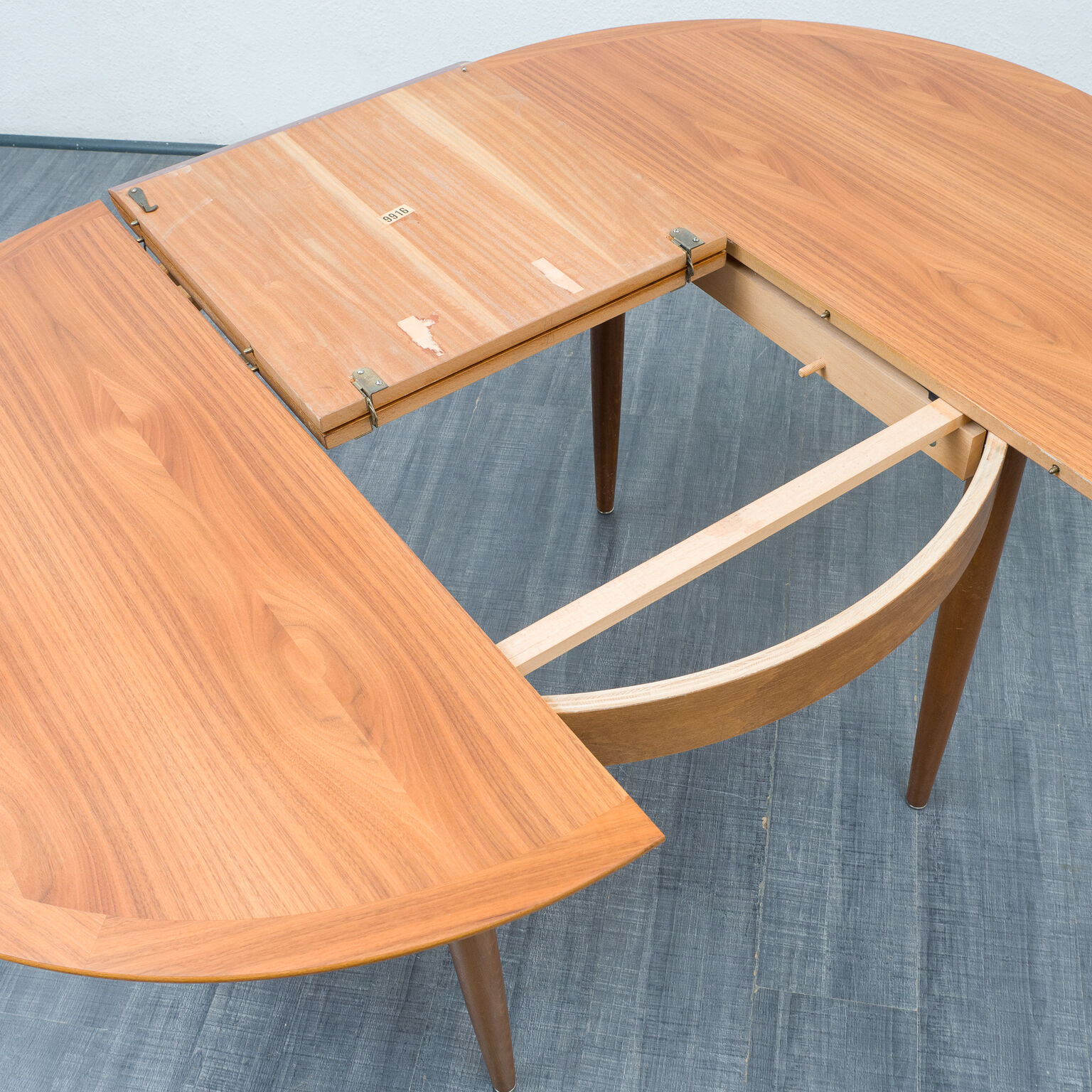 Round dining table, vintage, with extensions