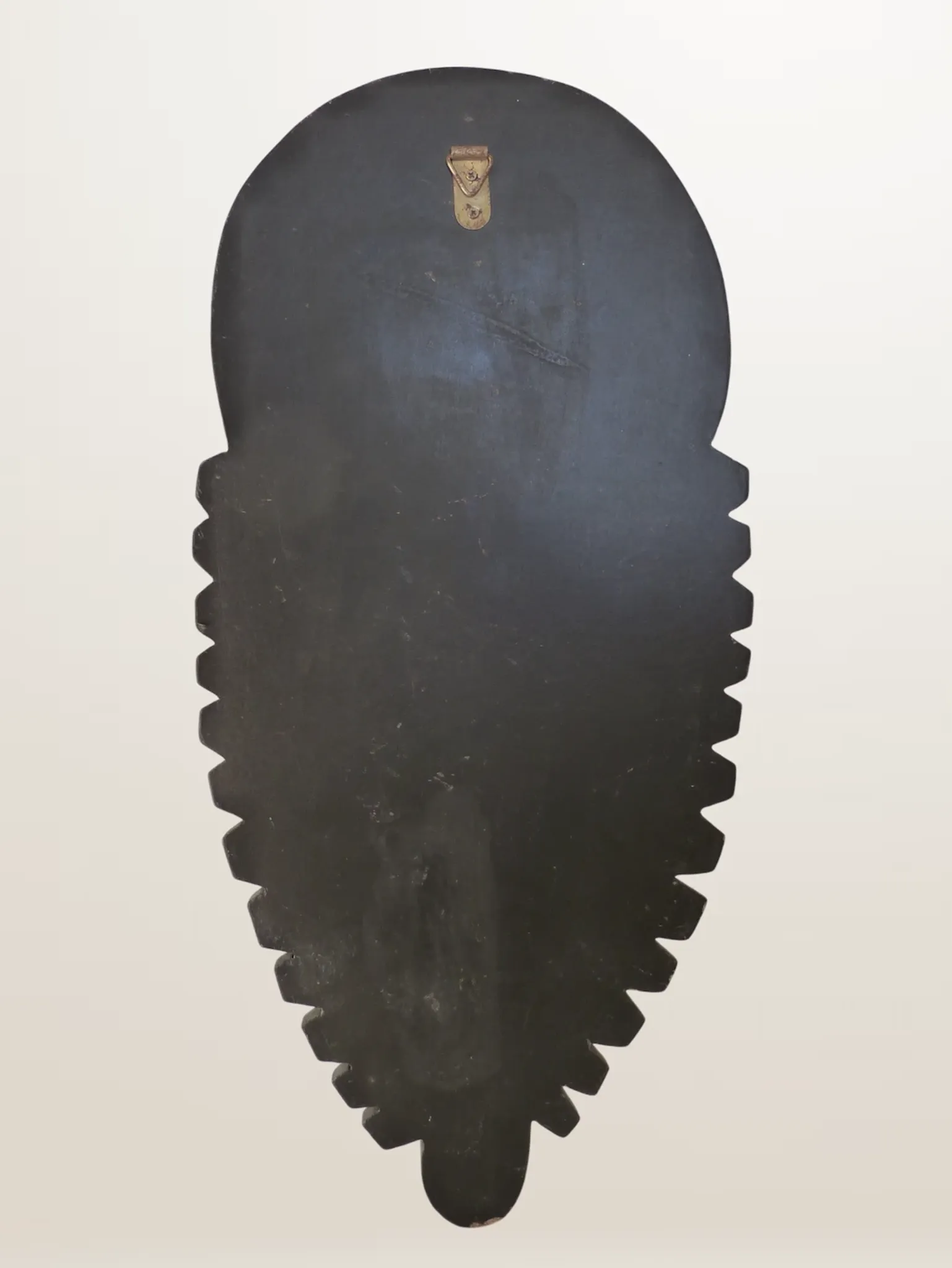 Masque mural en bois sculpté et peint