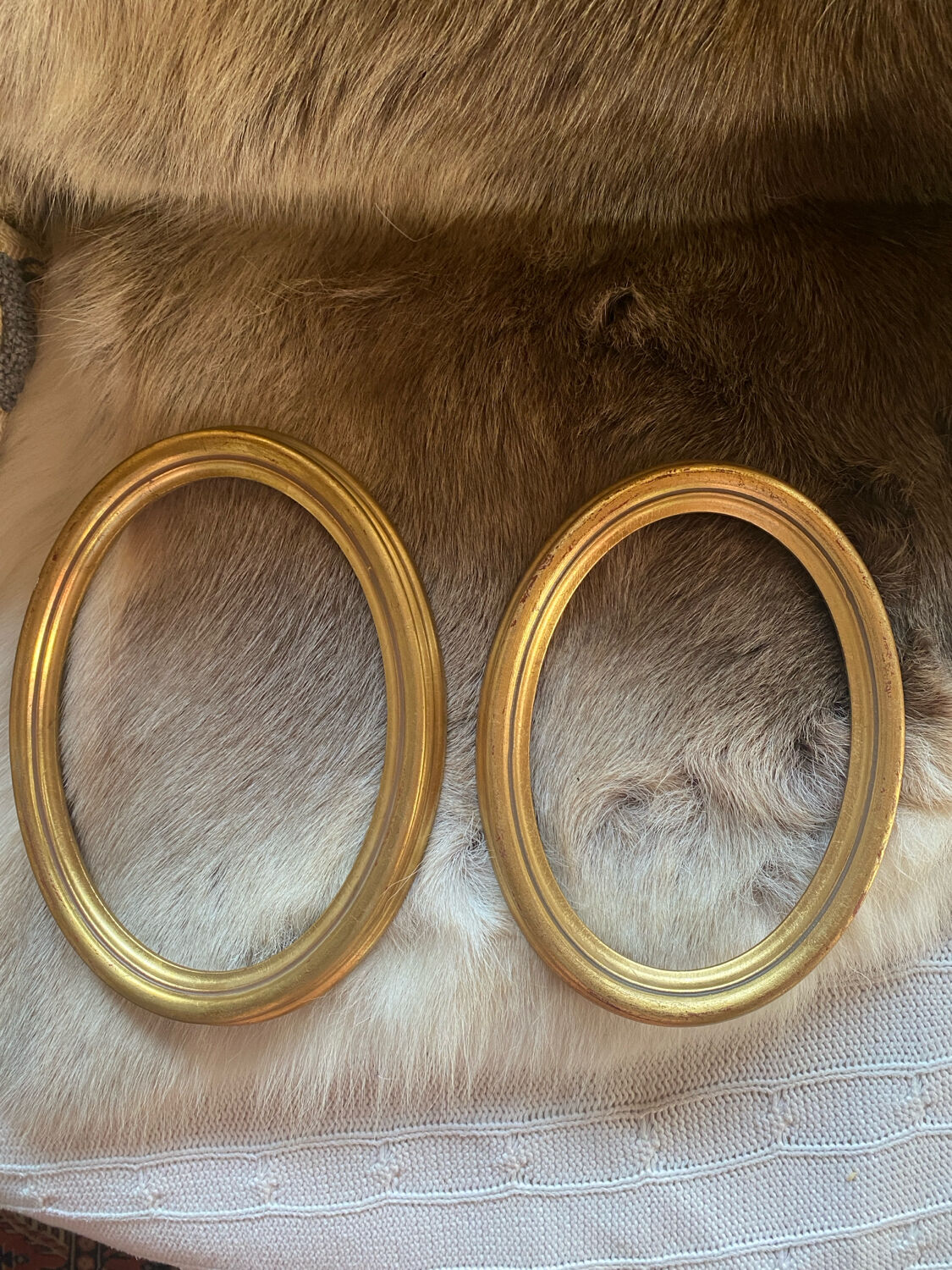 Set of 2 old oval gilded wood frames