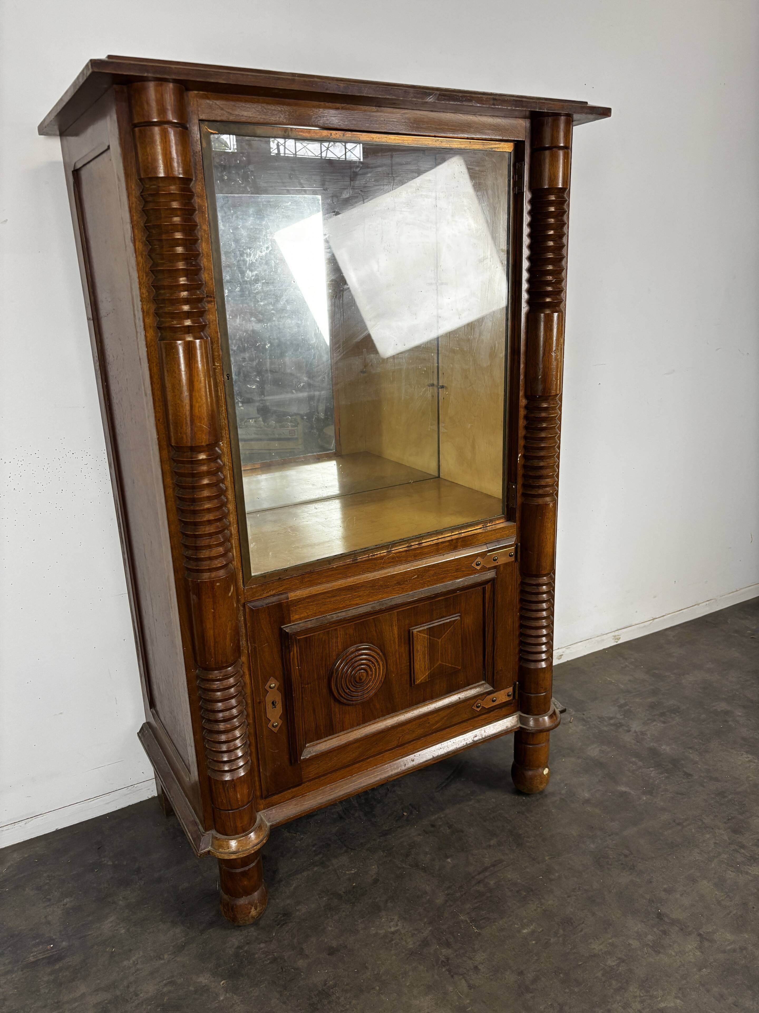 Vitrine dans le gout de Dudouyt en chêne à colonnes cannelées
