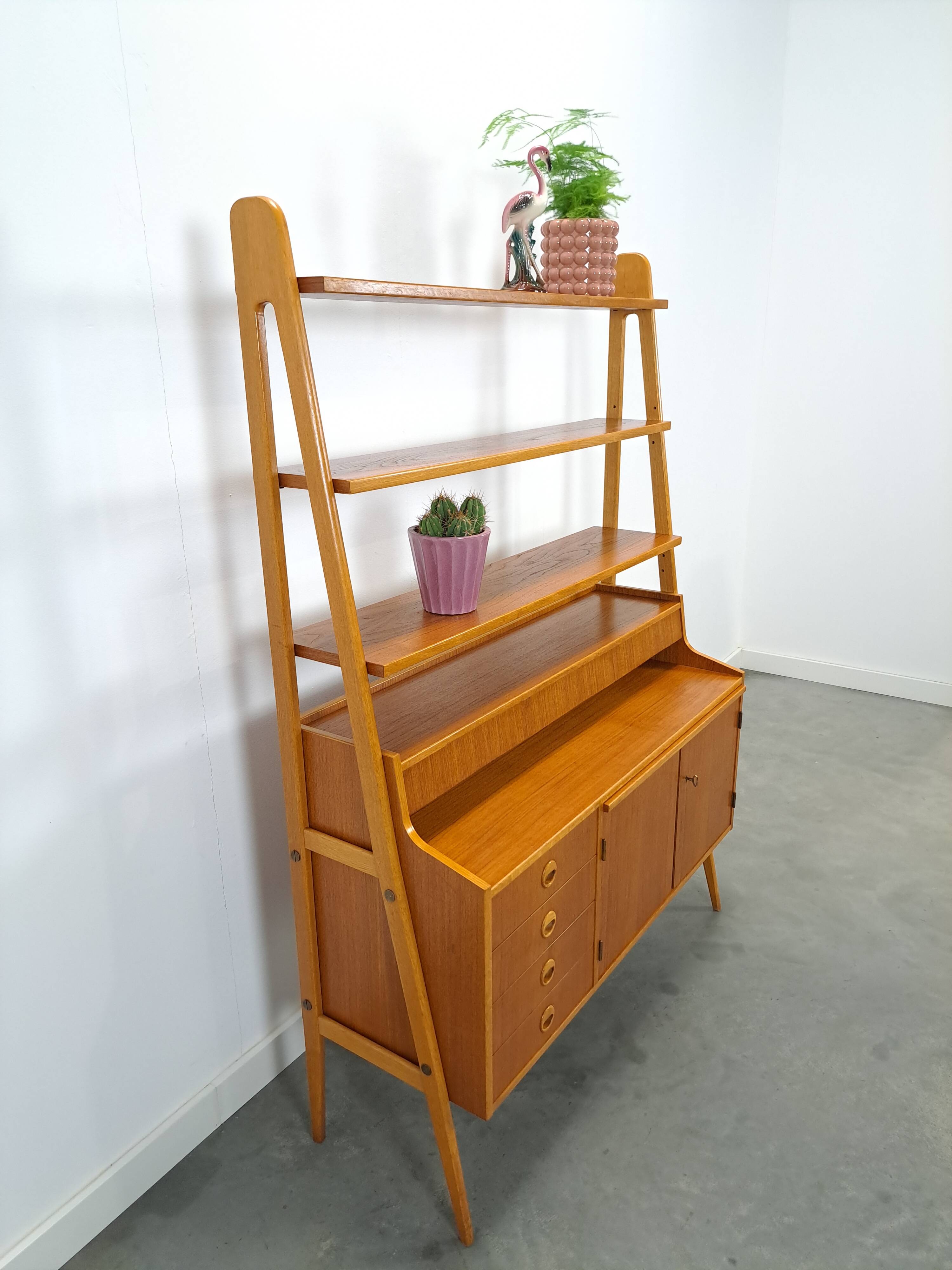 Teak fineer kast uit Zweden met lades, legplank en uitschuifbare plank