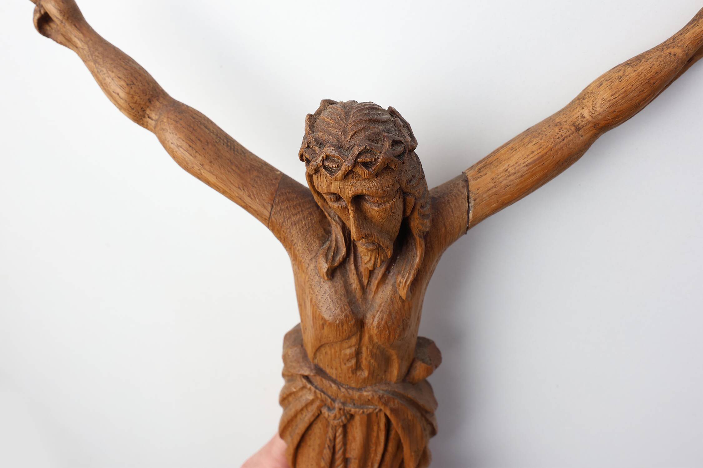 Crucifix en chêne sculpté, Italie, fin du 19e siècle