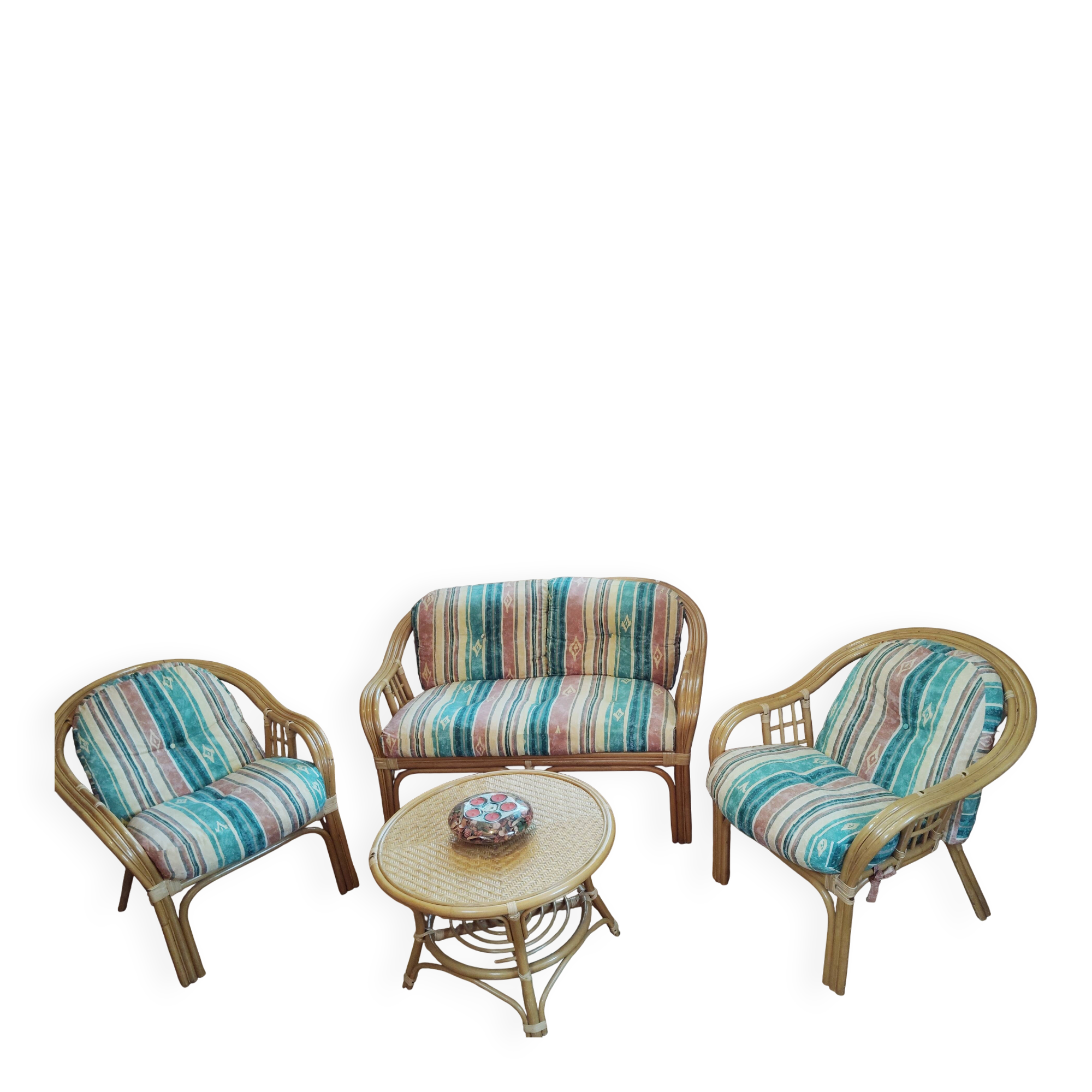 Rattan lounge with removable cushions