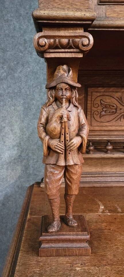 Paire de buffets deux-corps de style Renaissance richement sculp