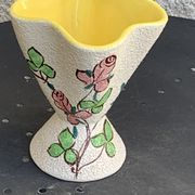 Vase en céramique émaillée jaune et blanc roses peintes vintage 1960