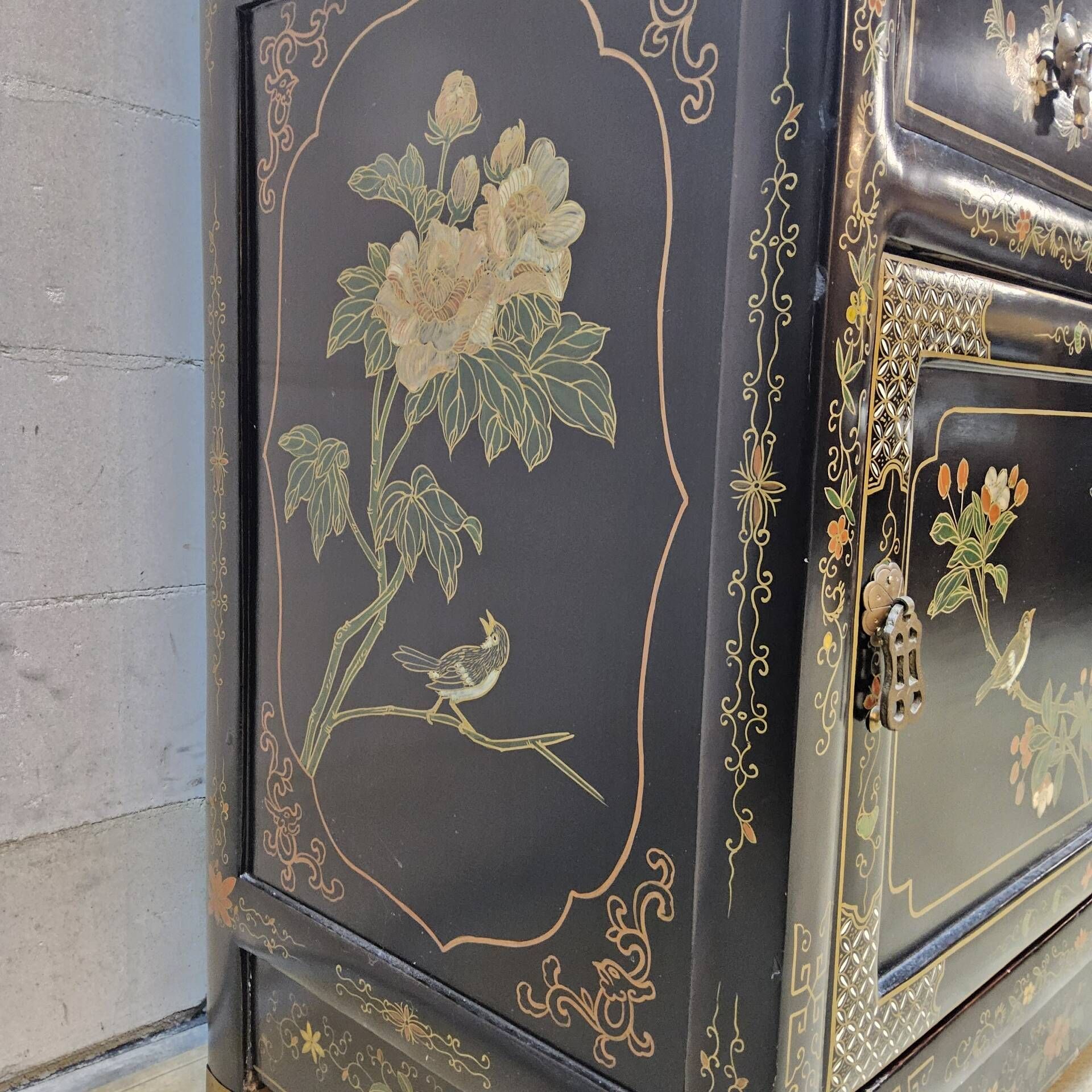 Vitrine chinoise vintage avec miroir, décor fleurs et oiseaux